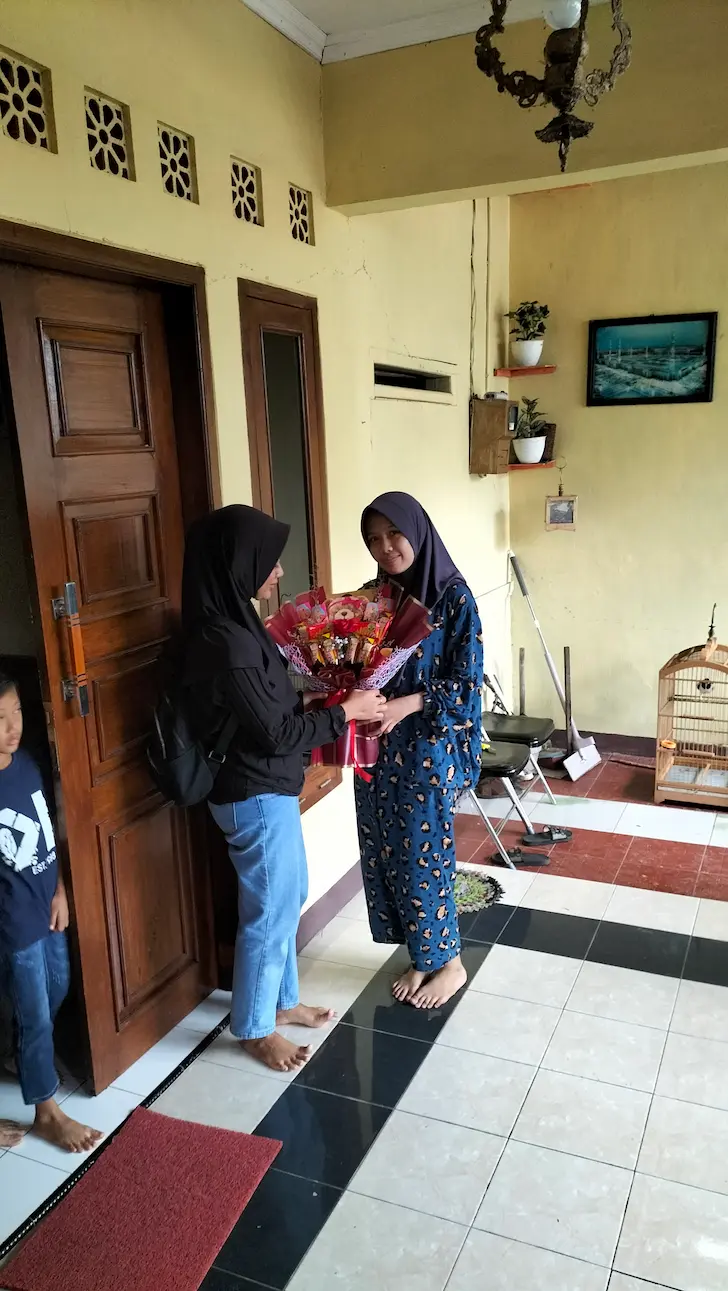 Pembeli buket snack hari valentine