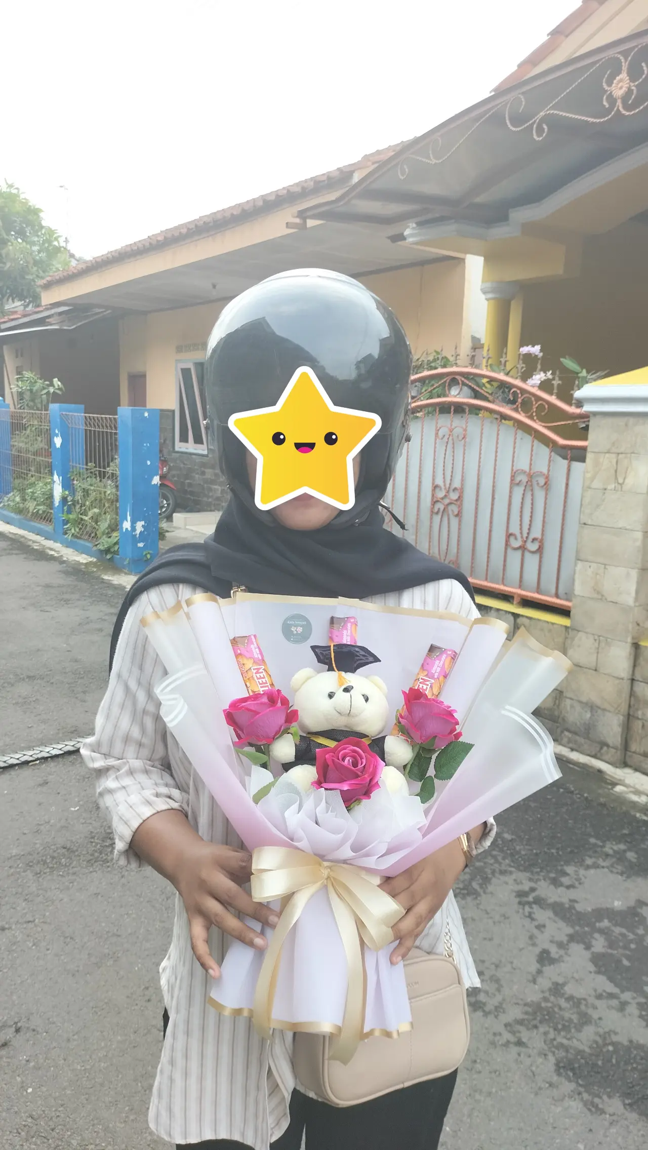 pembeli buket wisuda boneka isi coklat silverqueen mawar merah