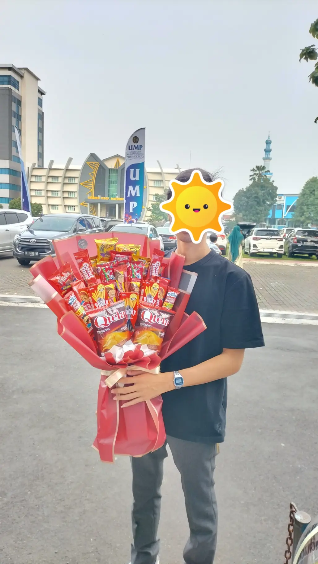 buket snack harga 100ribu warna merah untuk wisuda
