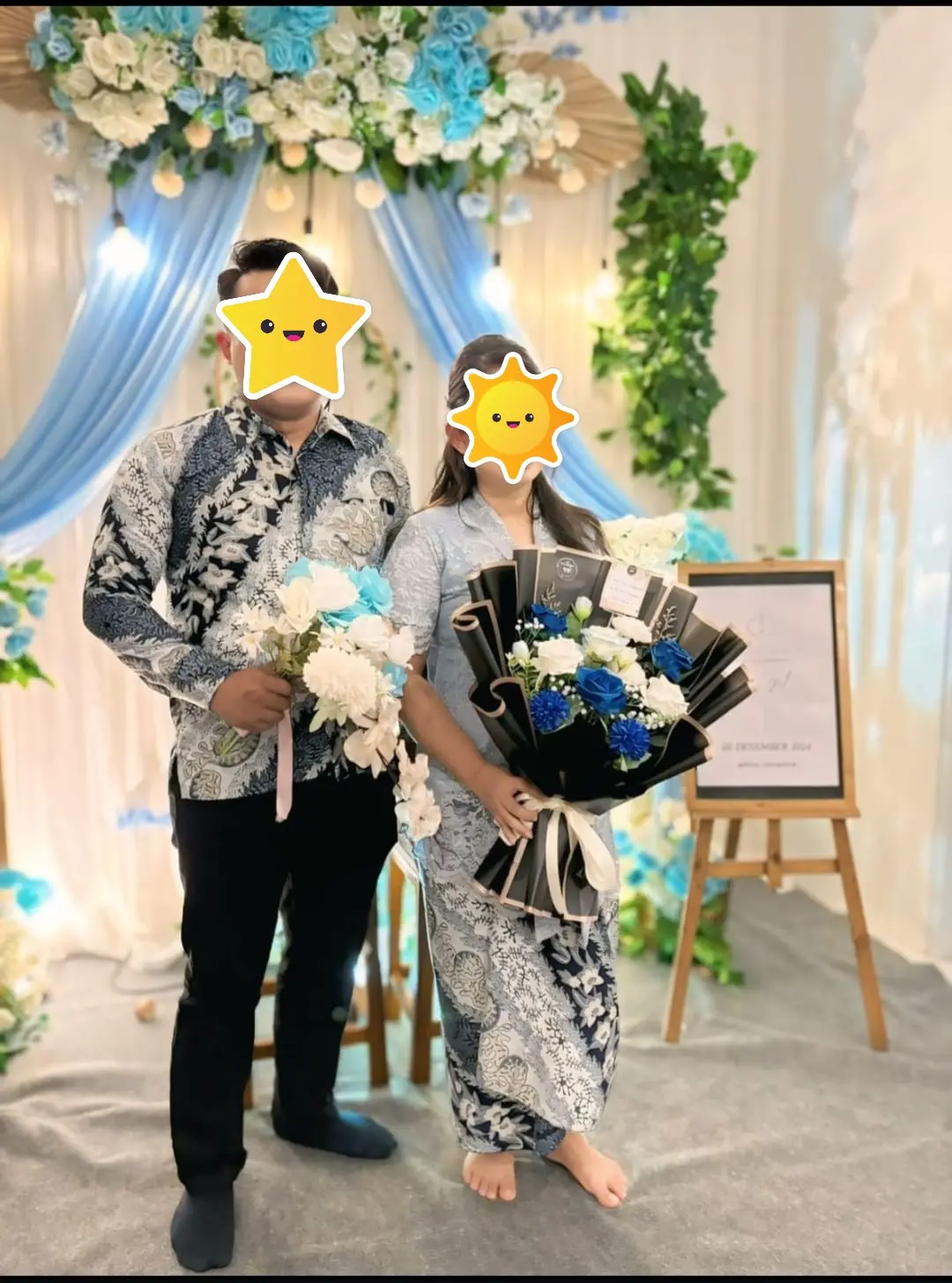 buket bunga mawar biru putih artificial wrapping hitam untuk lamaran