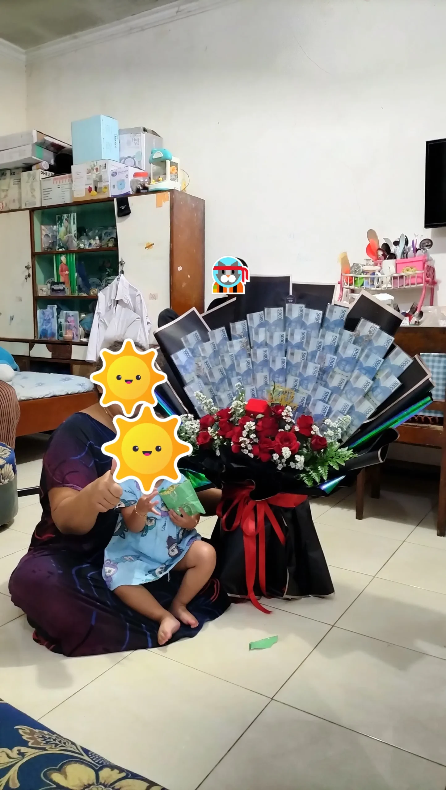 pembeli buket uang 50 ribu total 60 lembar dihiasi mawar merah segar