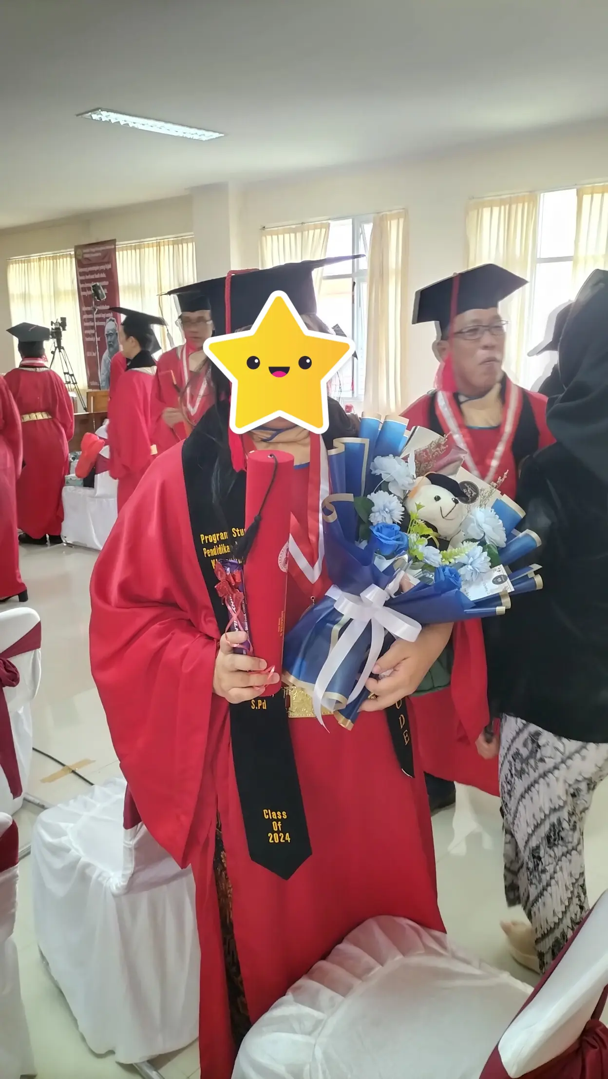 pembeli buket wisuda wrapping biru dihiasi boneka teddy bear purwokerto