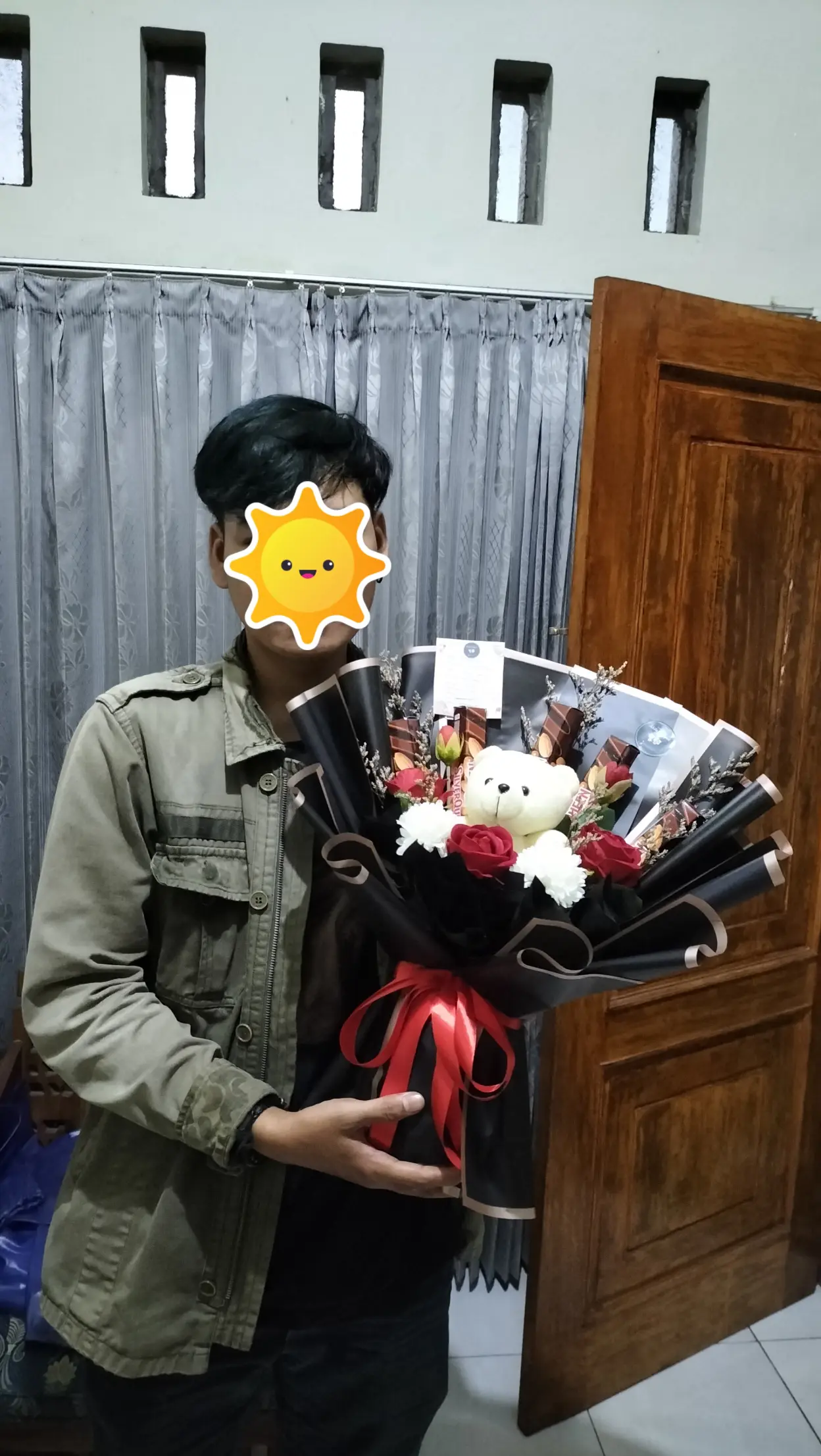 kado valentine buket coklat silverqueen dihiasi mawar merah