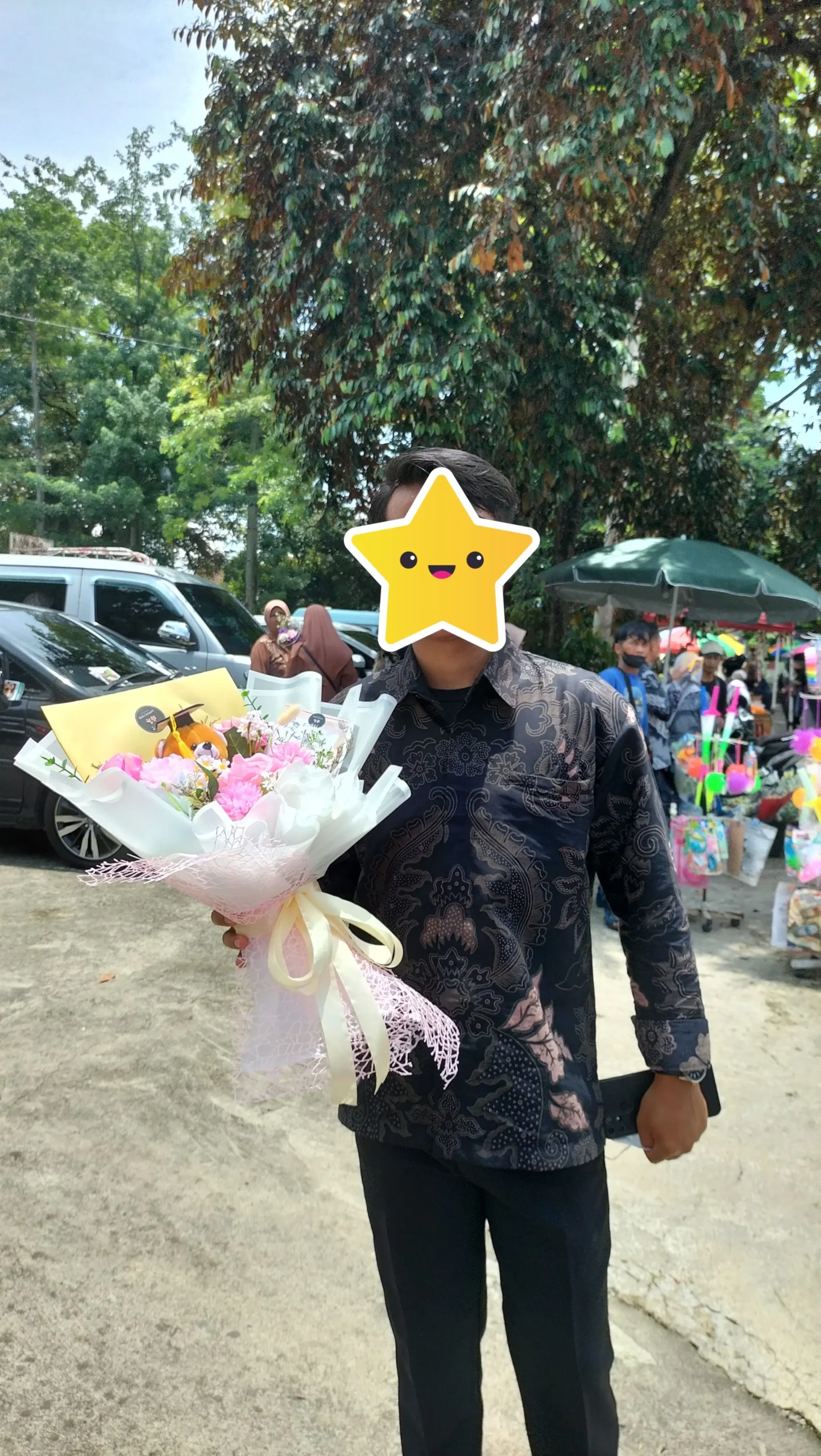 pembeli buket bunga mawar pink wrapping putih ukuran besar purwokerto
