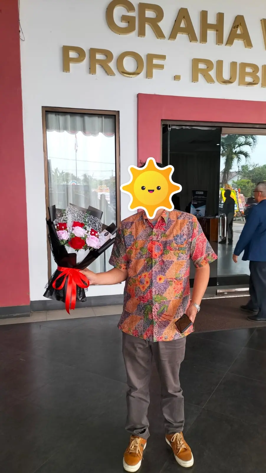 pembeli buket bunga mawar mix merah pink wrapping hitam