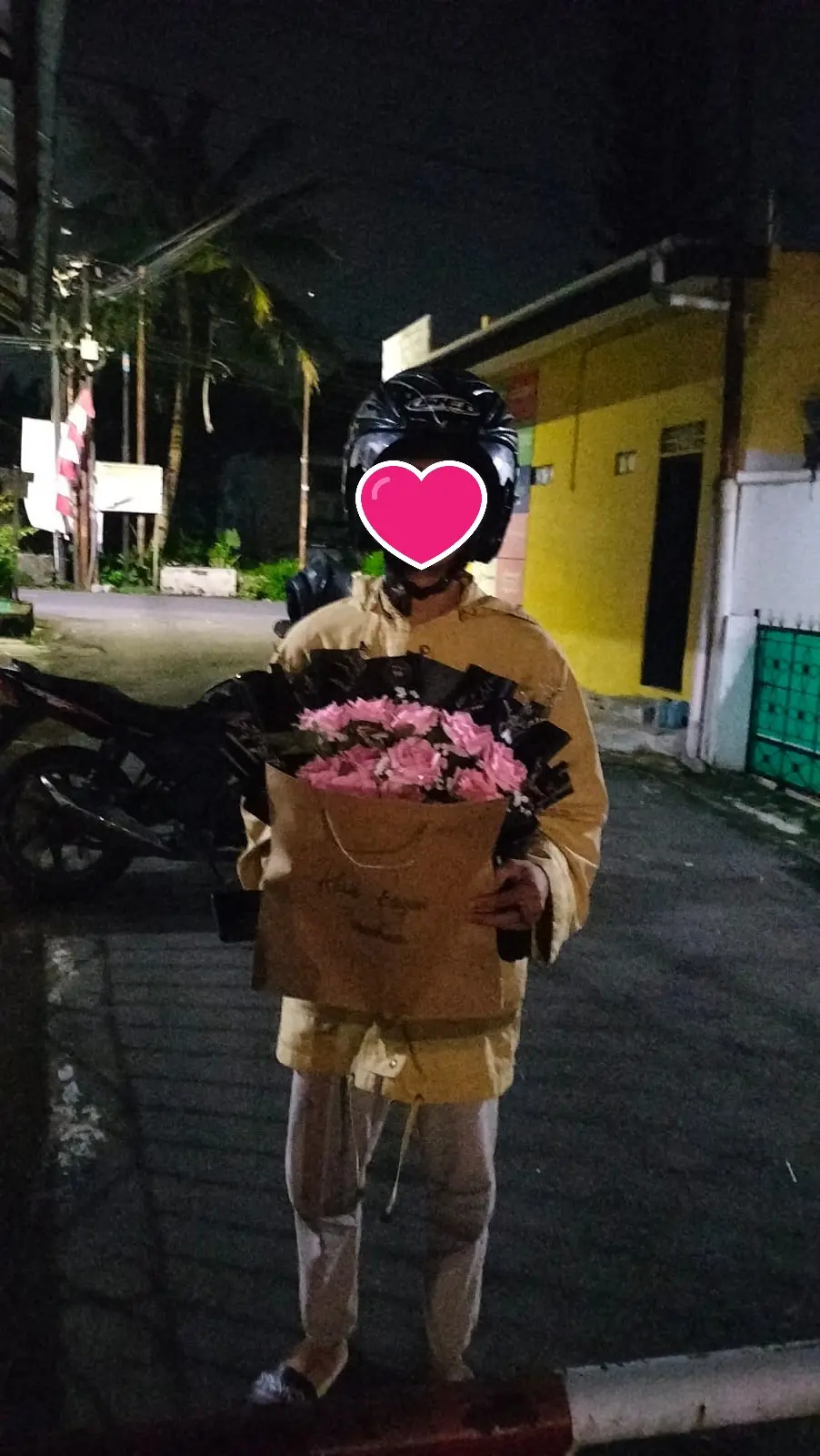 pembeli buket bunga mawar pink ukuran jumbo wrapping hitam purwokerto