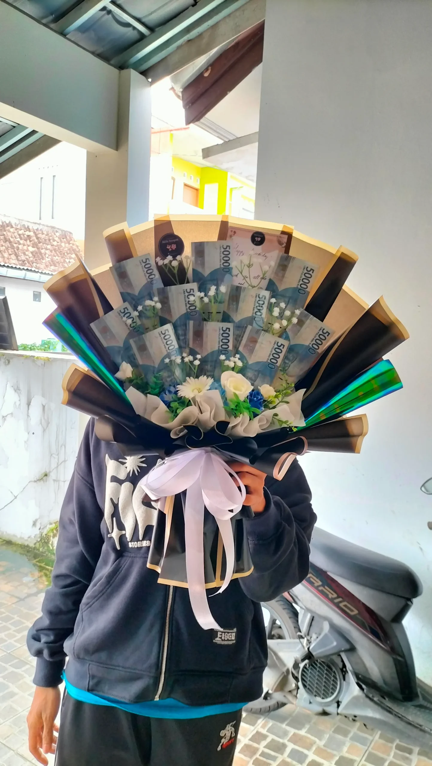pembeli buket uang 50rb isi lembar wrapping hitam untuk ulang tahun