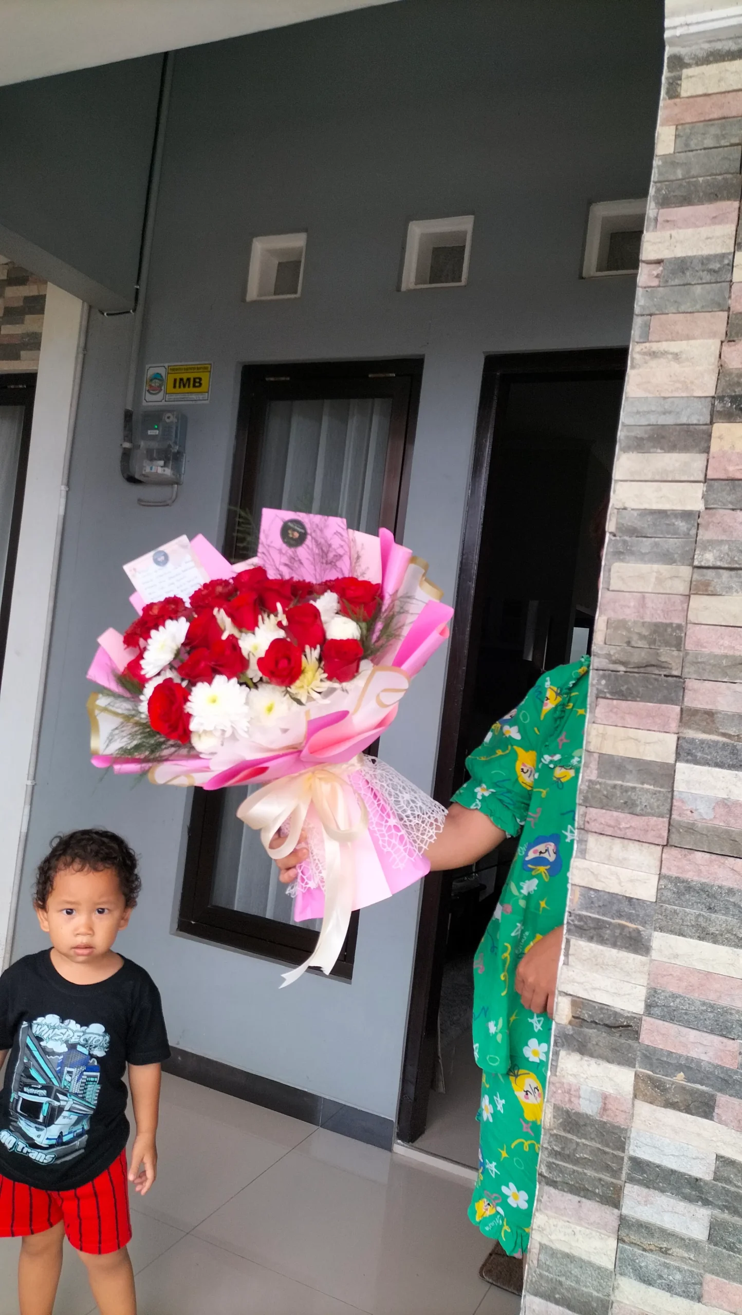 penerima buket bunga segar mawar merah purwokerto