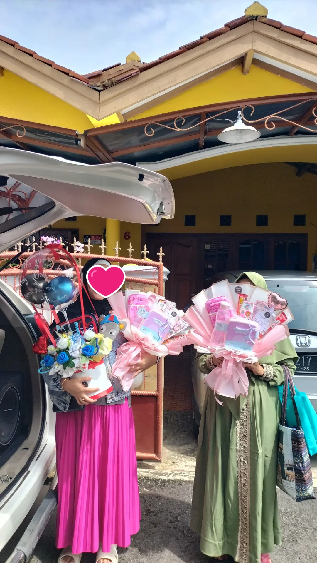 Balon bloom box ucapan kelahiran anak dihiasi perlengkapan bayi
