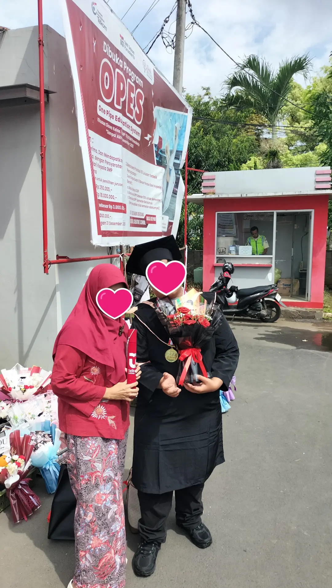 buket bunga mawar satin merah glitter 7 tangkai  wrapping hitam
