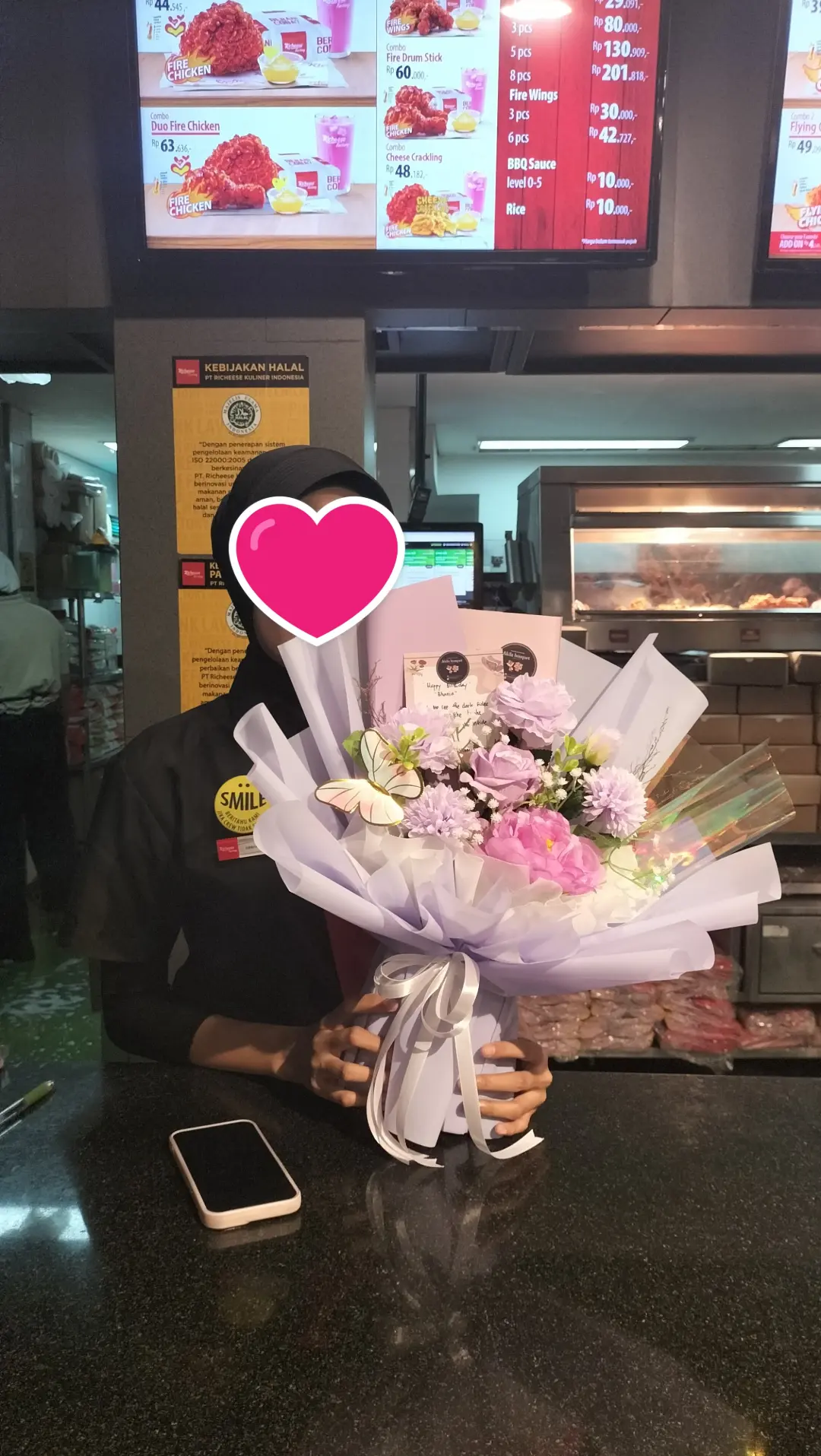 buket bunga mawar unggu dihiasi bunga senada ultah pacar
