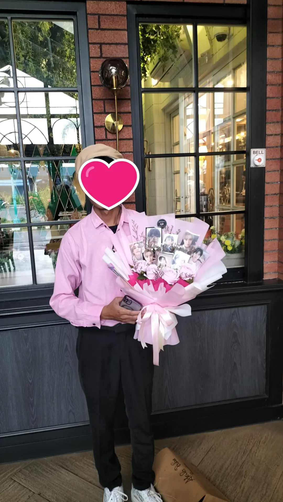 buket foto dihiasi mawar pink premium 5 tangkai hadih ulang tahun
