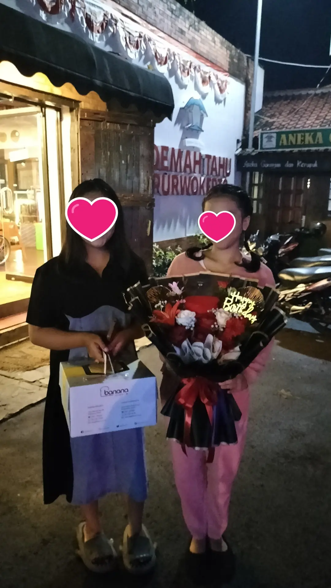 buket kotak cicin emas dihiasi bunga mawar merah
