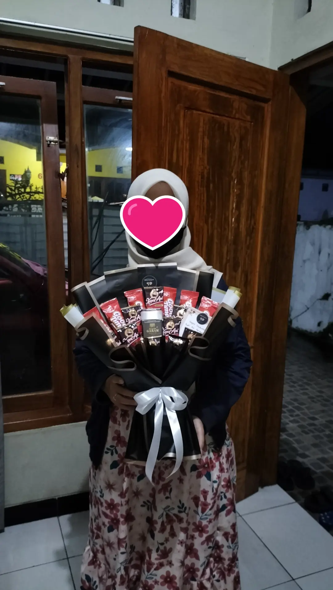 buket rokok dihiasi kopi dan snack
