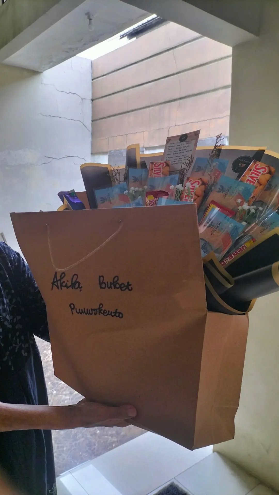 buket uang 50rb dihiasi silverqueen dan beng beng
