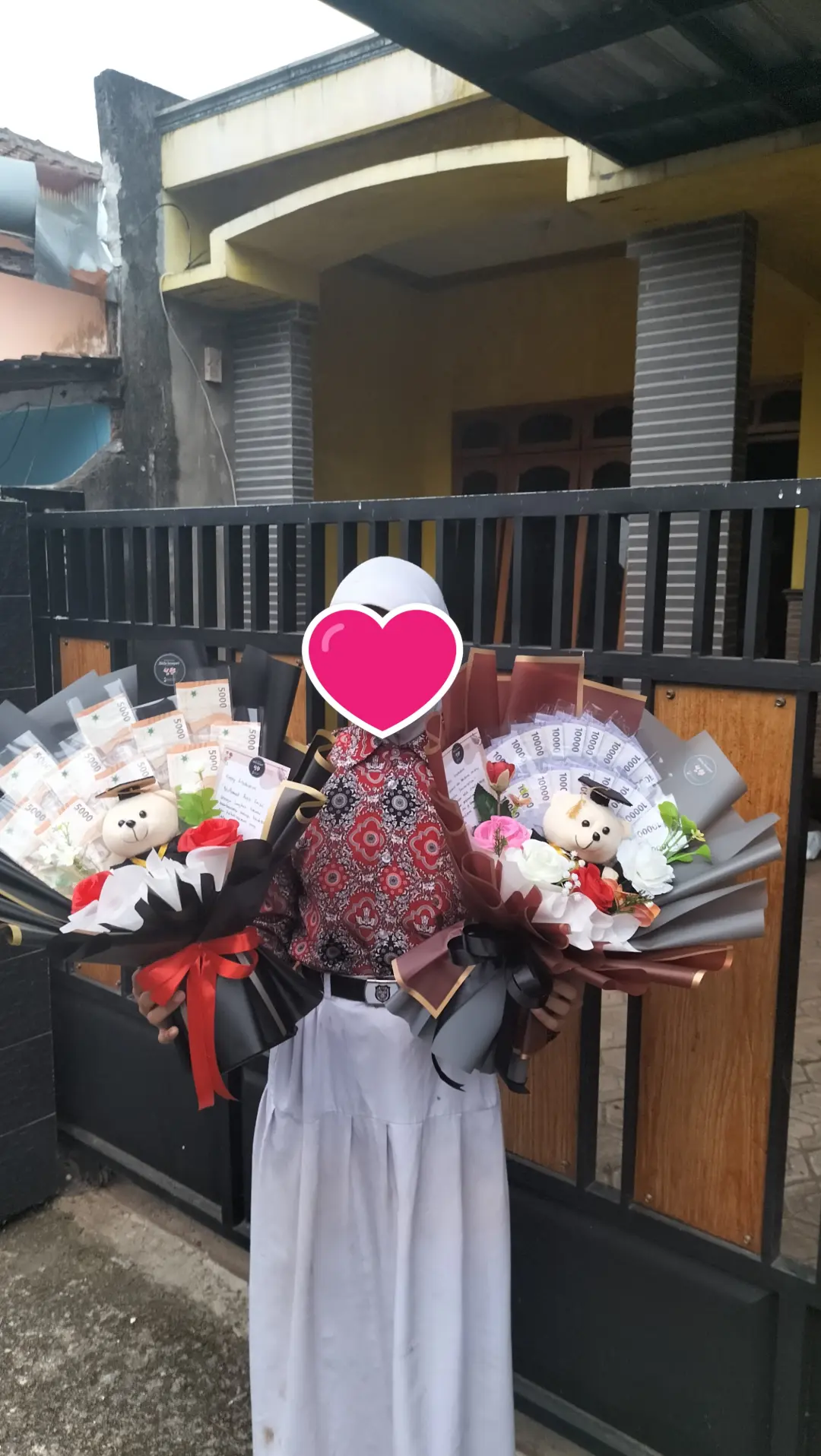 buket wisuda 10 ribu model kipas wrapping abu maroon
