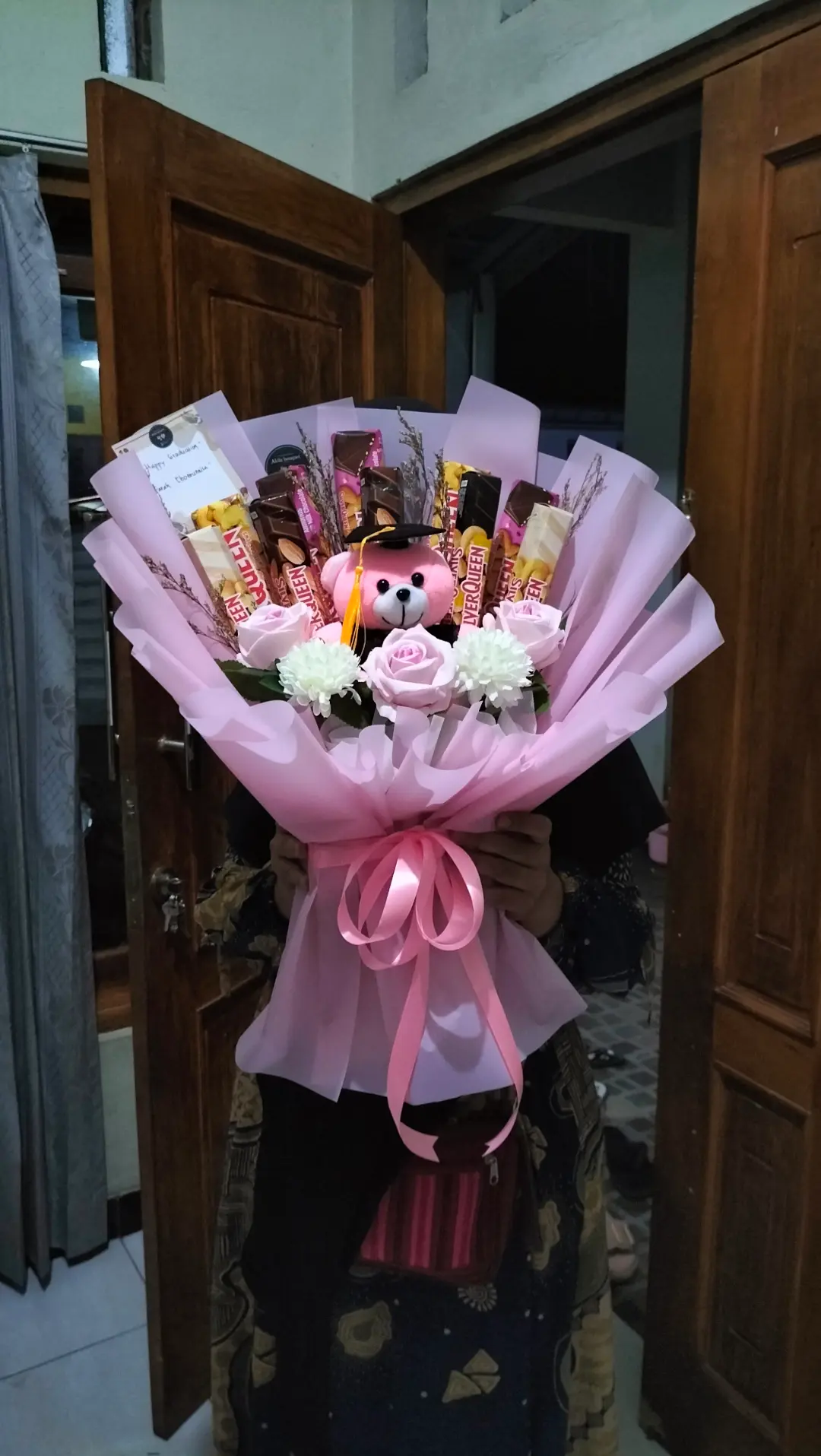 buket wisuda coklat silverqueen 10pcs dihiasi boneka wisuda mawar pink ukuran large
