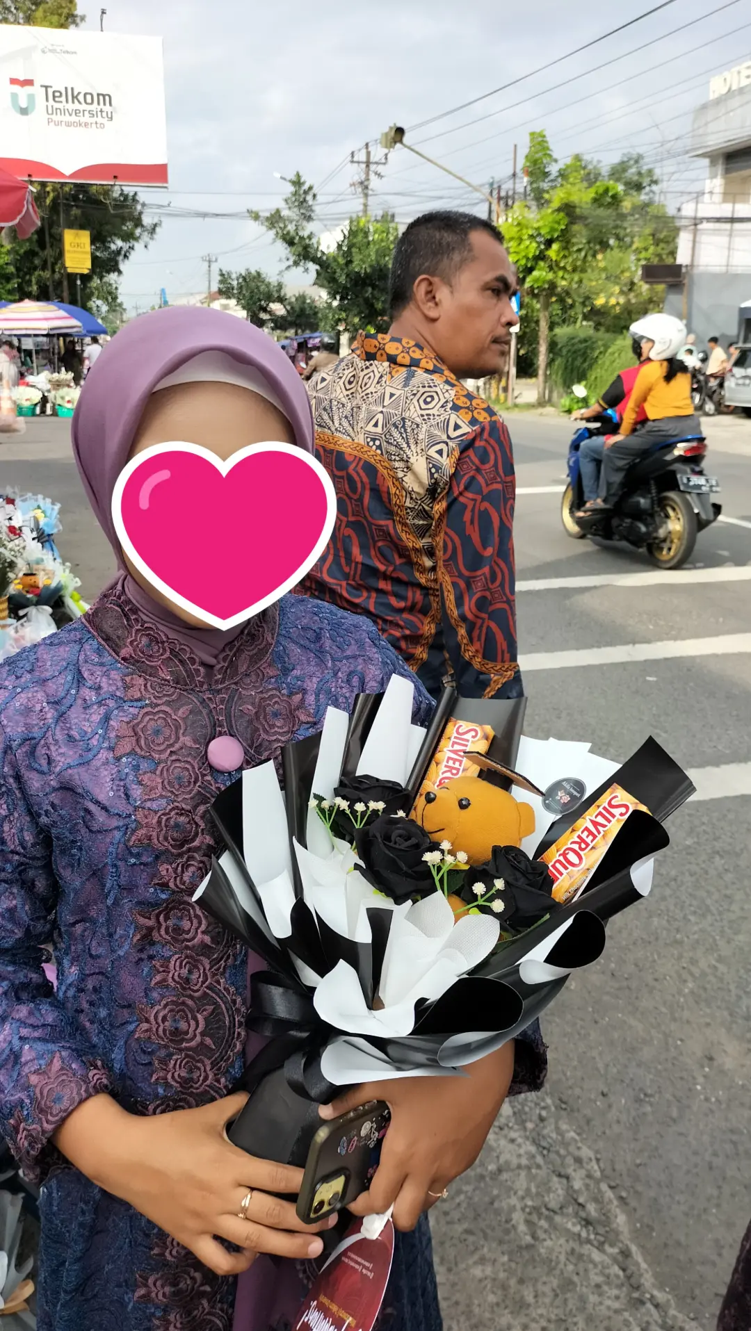 buket wisuda mawar hitam premium dihiasi coklat silverqueen 2pcs
