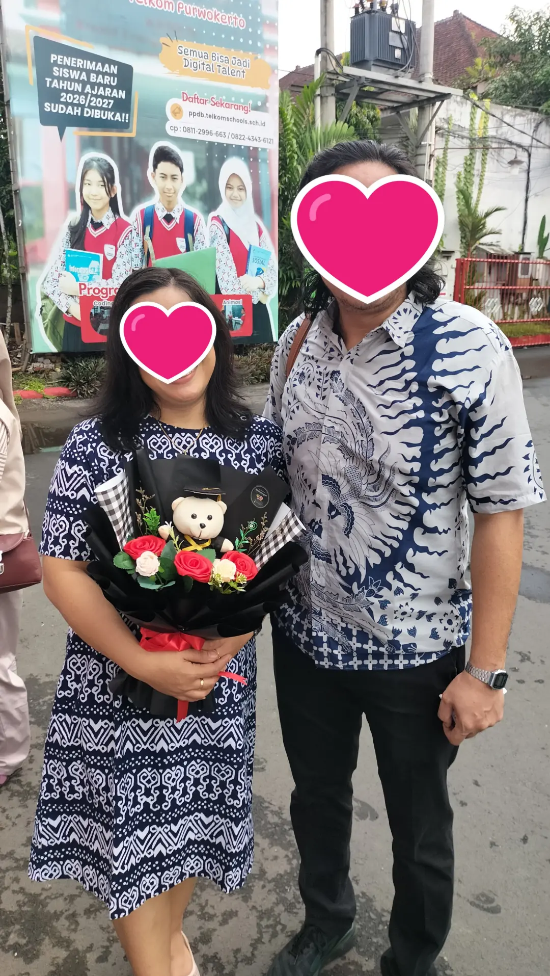 buket wisuda mawar merah satin glitter untuk wisudawan putra