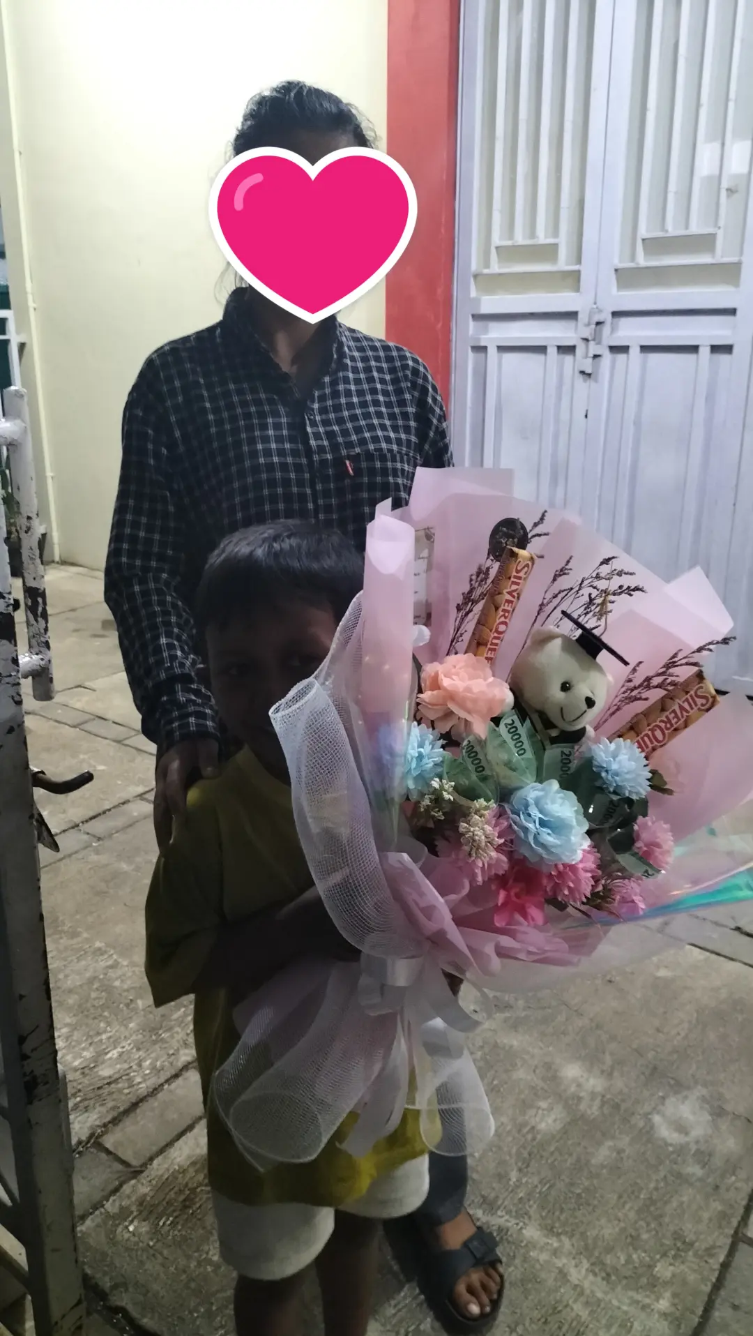 buket wisuda tema pink ukuran besar dihiasi silverqueen dan uang
