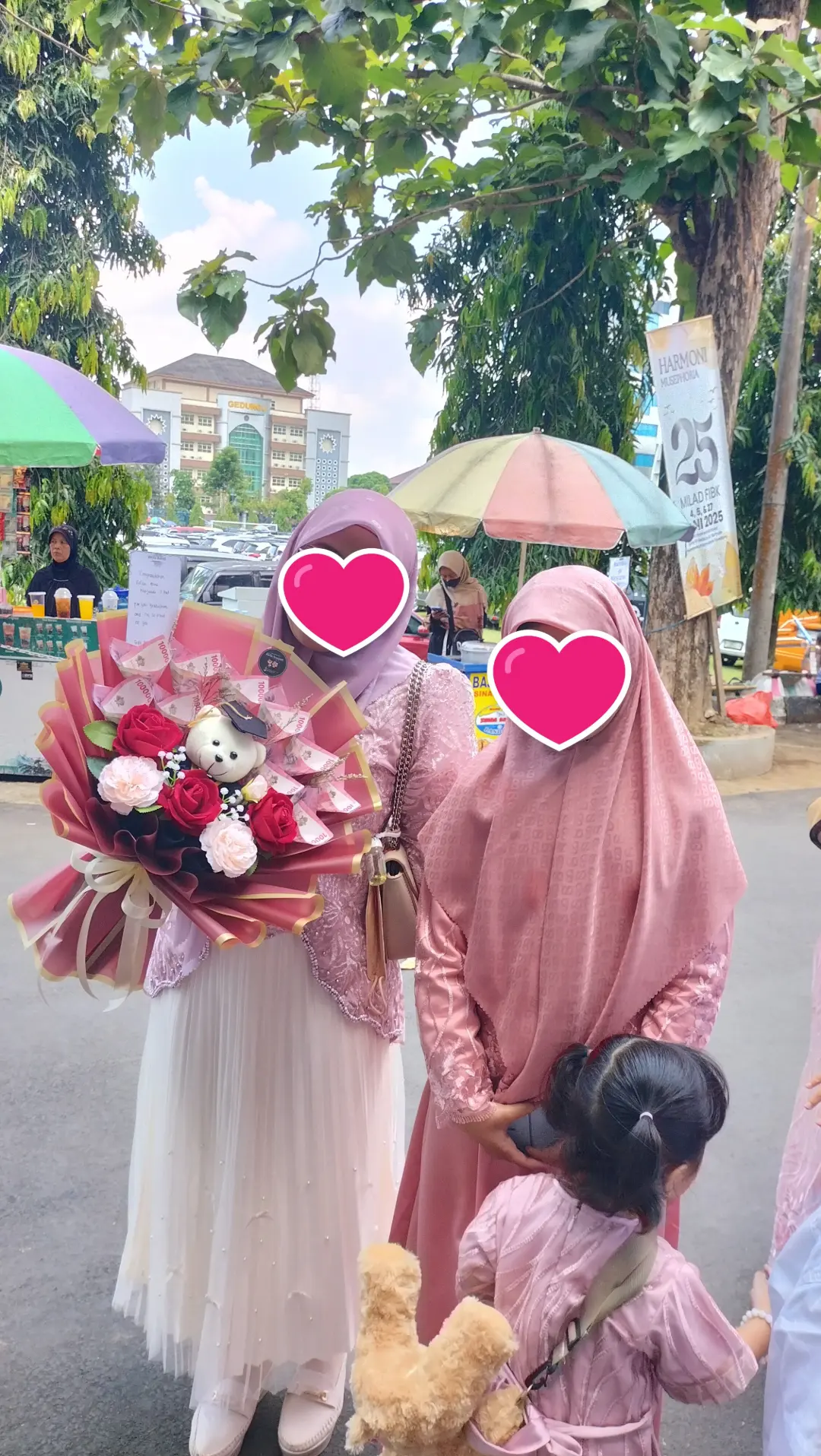 buket wisuda uang 1jt rupiah dihiasi mawar merah dan boneka wisuda
