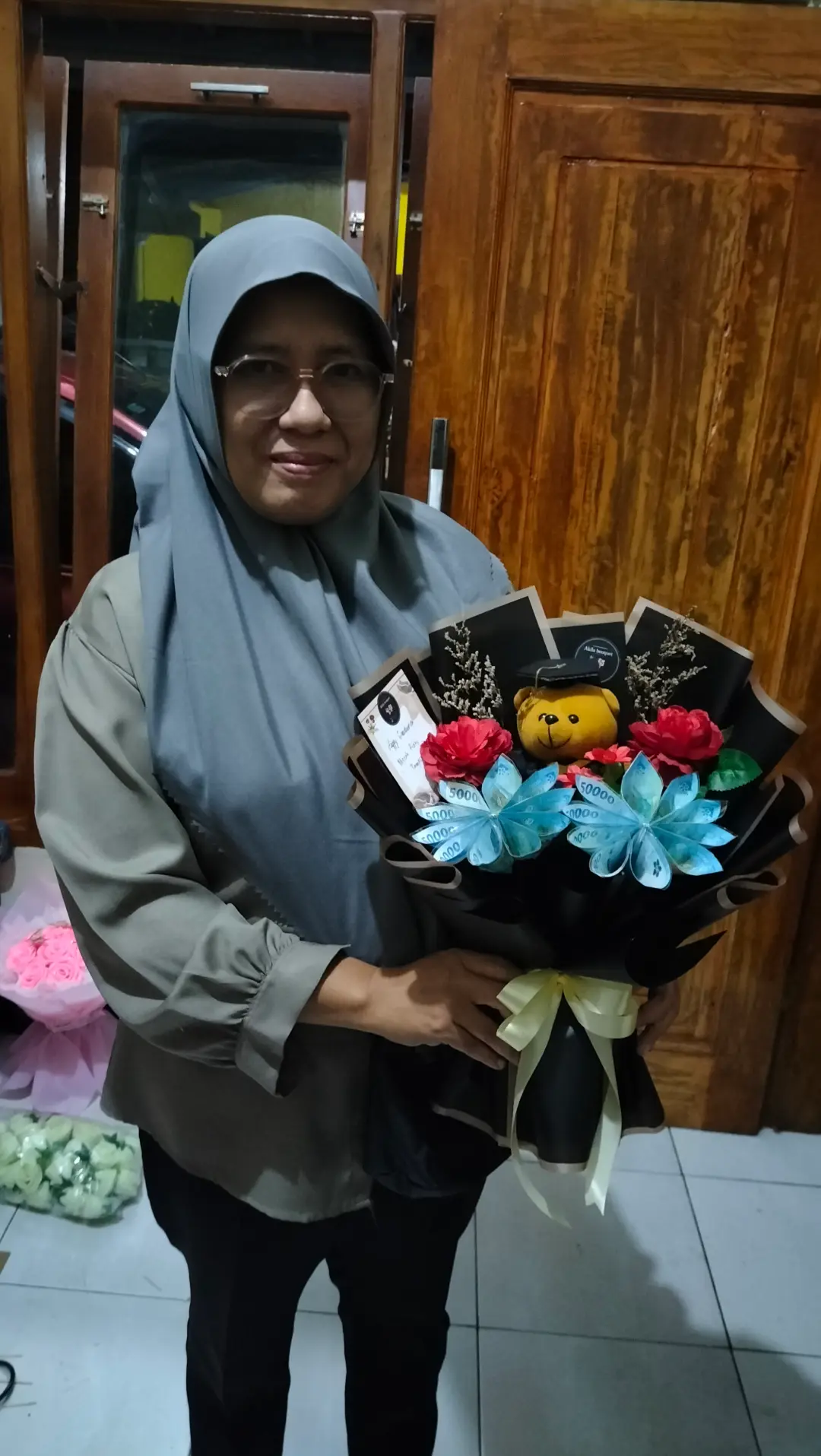 buket wisuda uang model kipas 100 ribu dan 50 ribu wrapping hitam