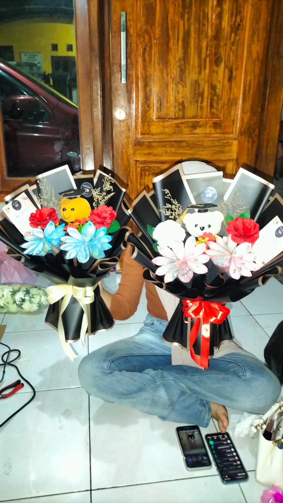 buket wisuda uang model kipas pecahan 50 ribu untuk putra
