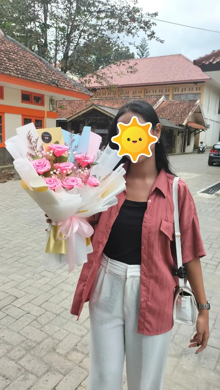 bunga satin pink 7 tangkai wrapping white pink
