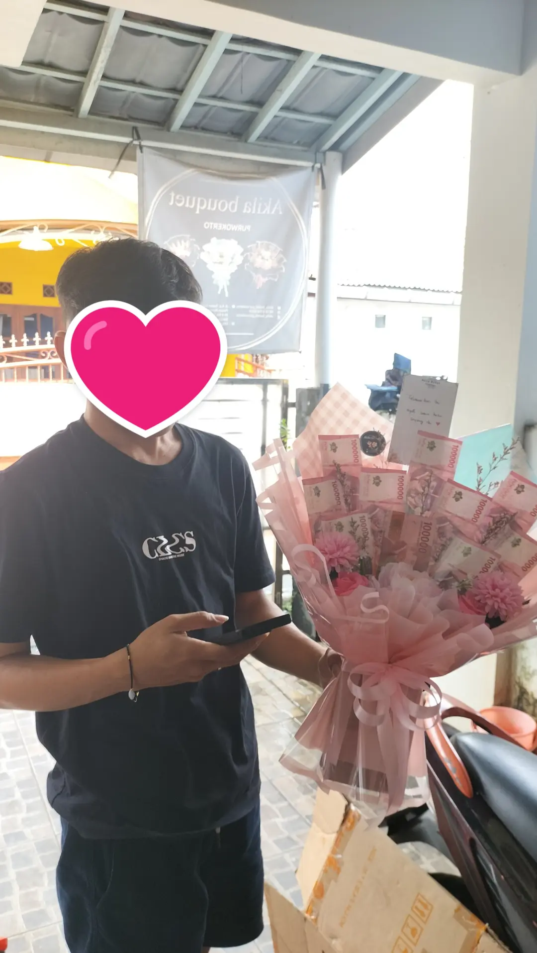 pembeli buket uang 1 juta pecahan 100 ribu wrapping pink

