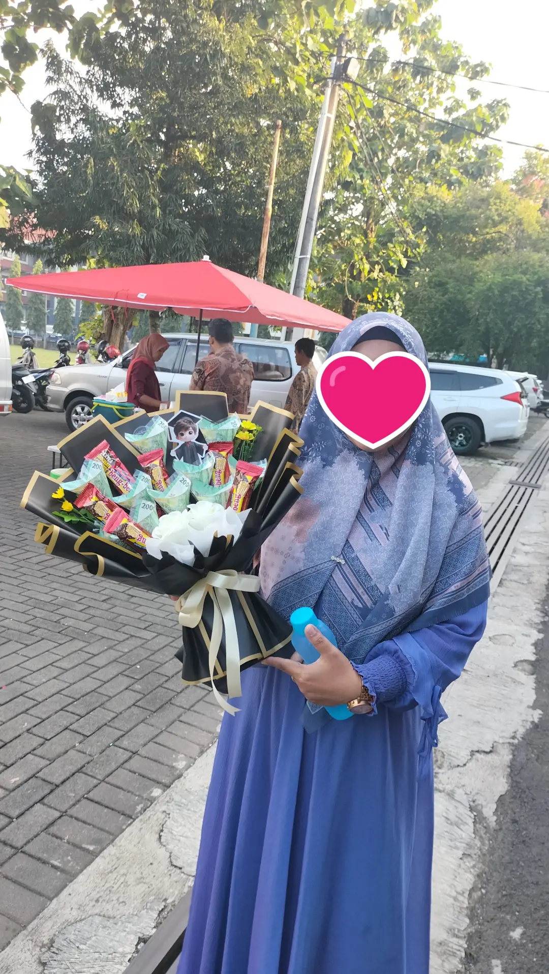 pembeli buket uang 20 ribu dihiasi beng beng wrapping hitam
