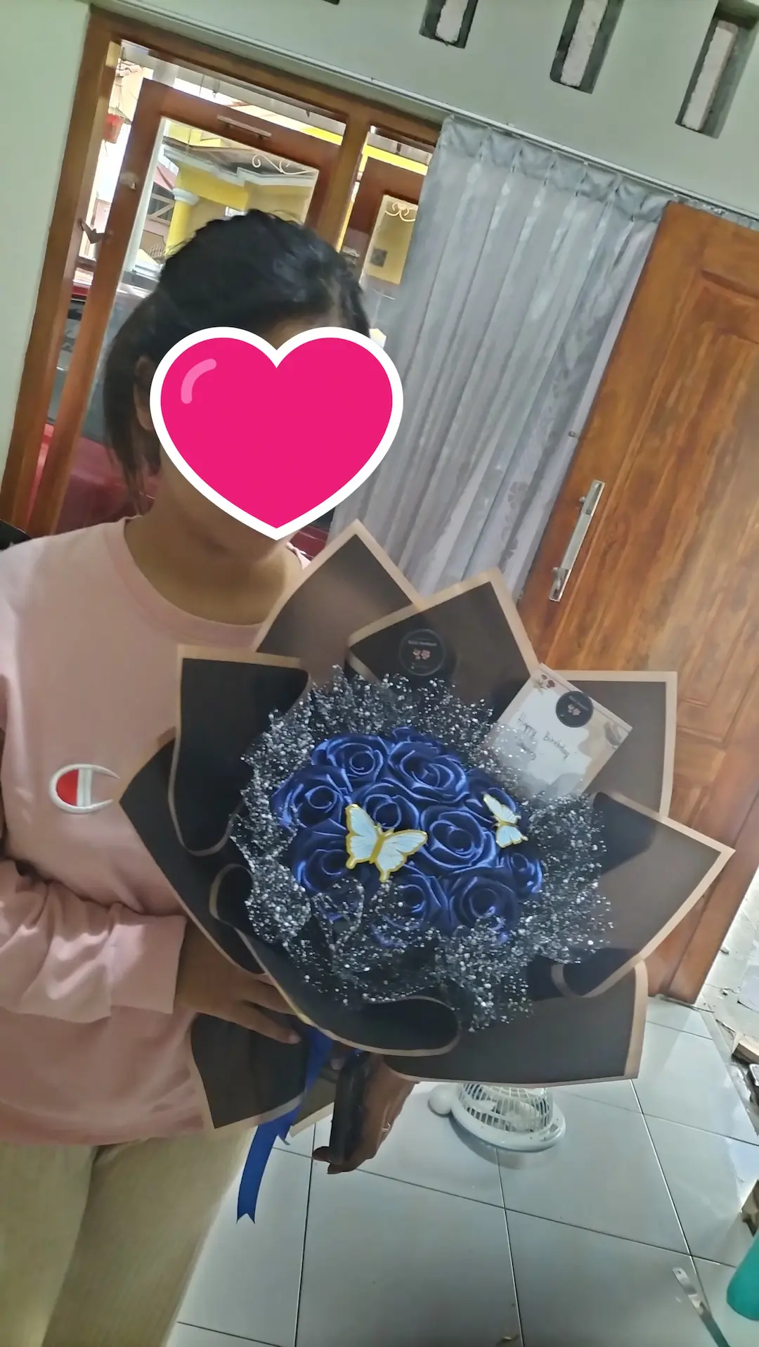 pembeli round buket mawar biru satin glitter
