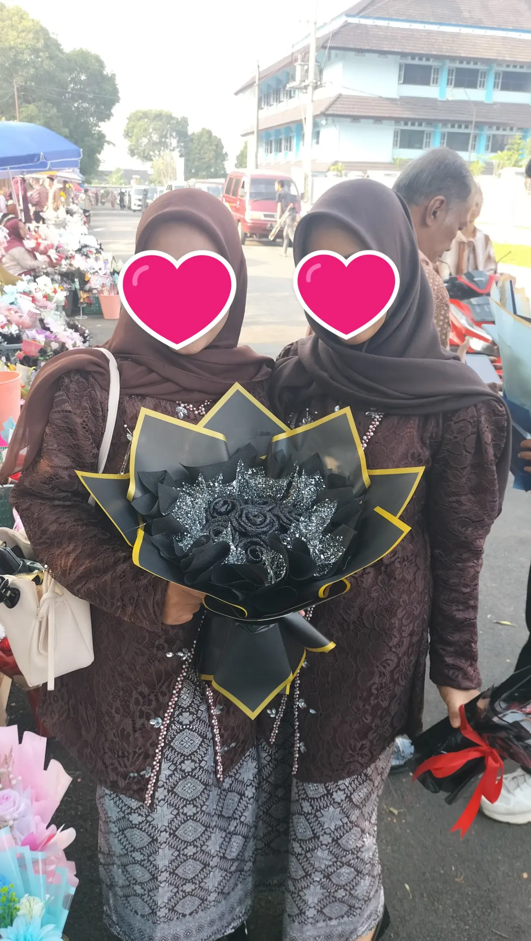 pembeli round buket mawar hitam glitter custom wrapping dan isi bunga
