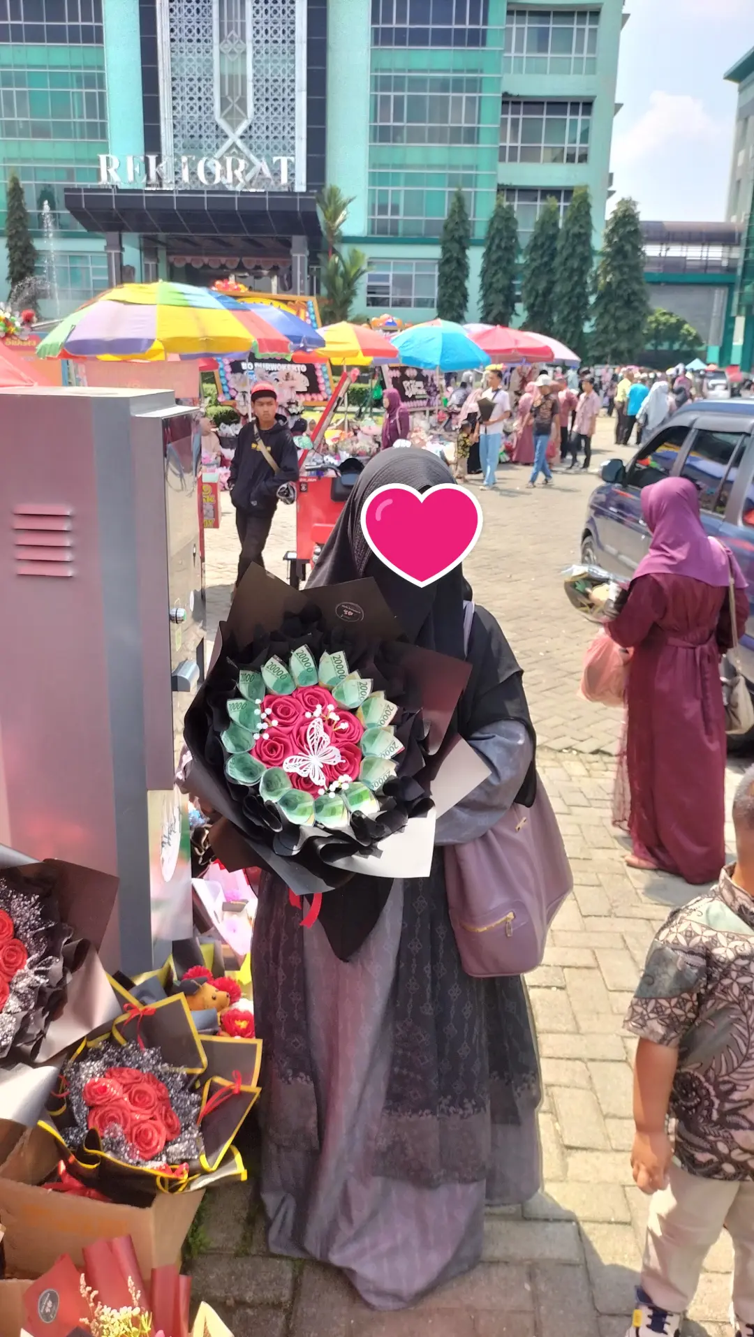 pembeli round buket satin isi uang 300rb wrapping hitam
