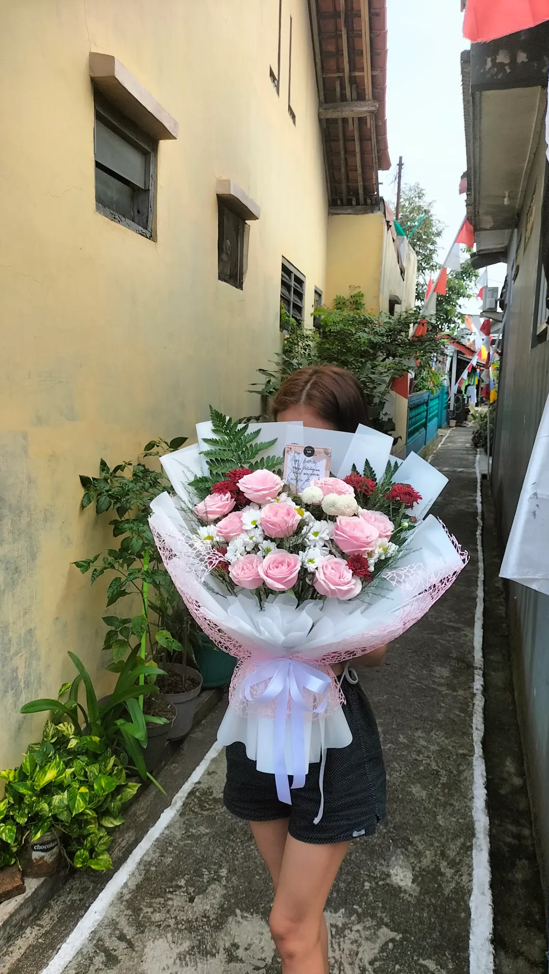 penerima buket bunga segar mawar pink 10 tangkai ukuran besar wrapping putih di purwokerto