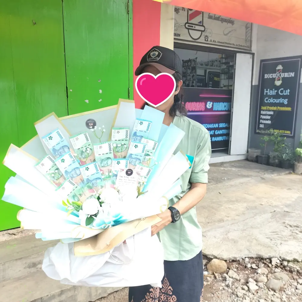 penerima buket uang mix 50 dan 20 ribu wrapping biru ultah istri
