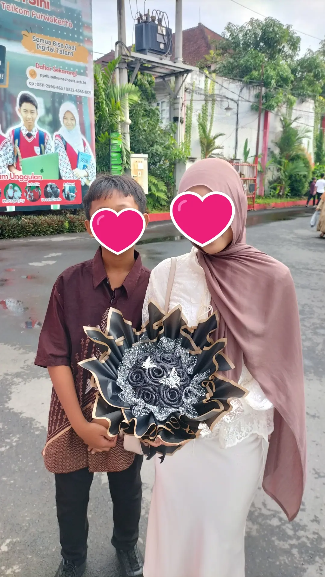 round buket bunga satin mawar hitam glitter 7 tangkai