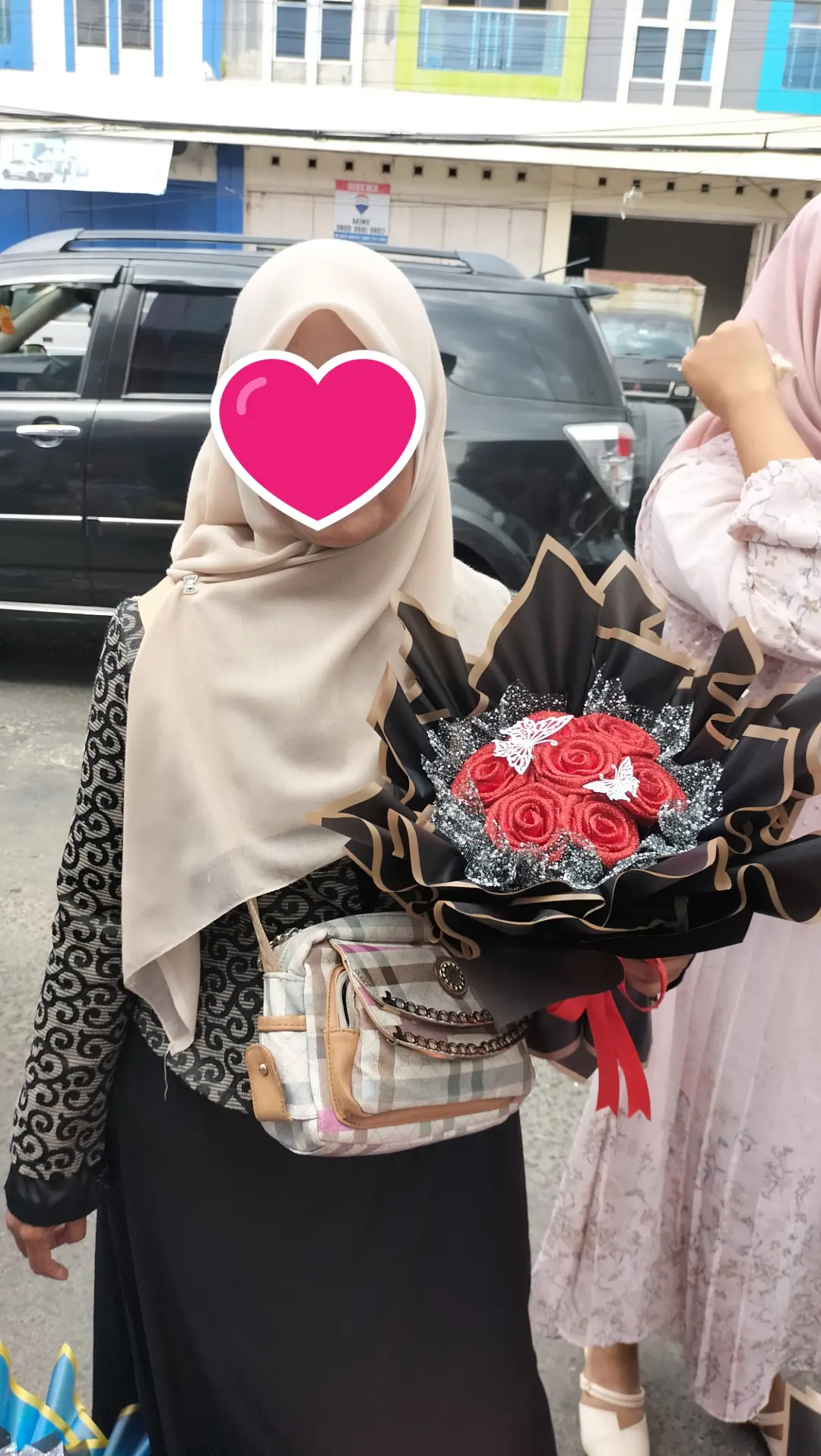 round buket bunga satin mawar merah glitter 7 tangkai