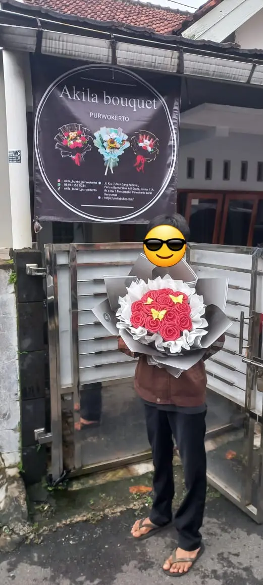 round buket bunga satin wrapping hitam gradasi putih