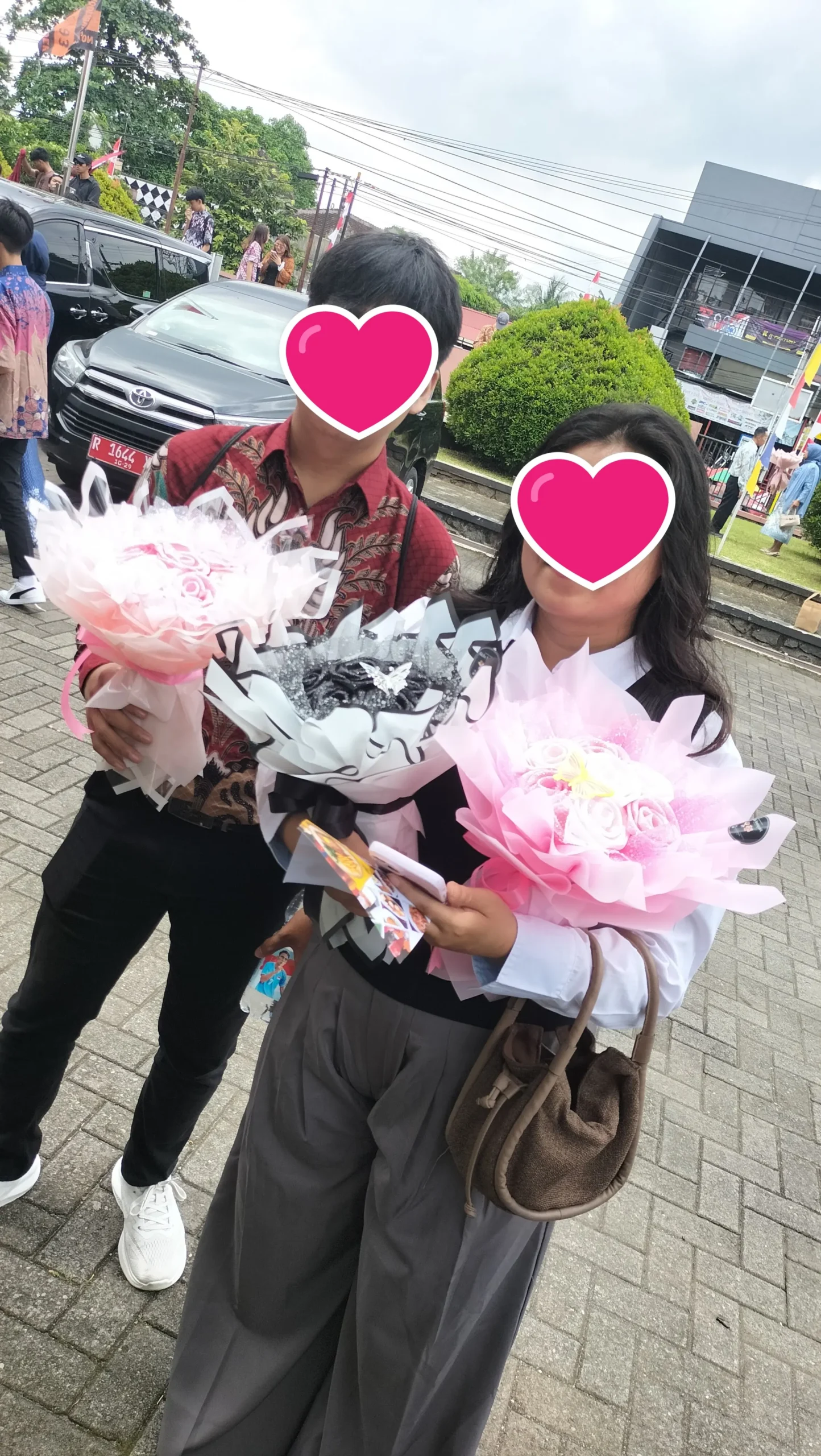 round buket satin glitter mawar pink isi 7 tangkai
