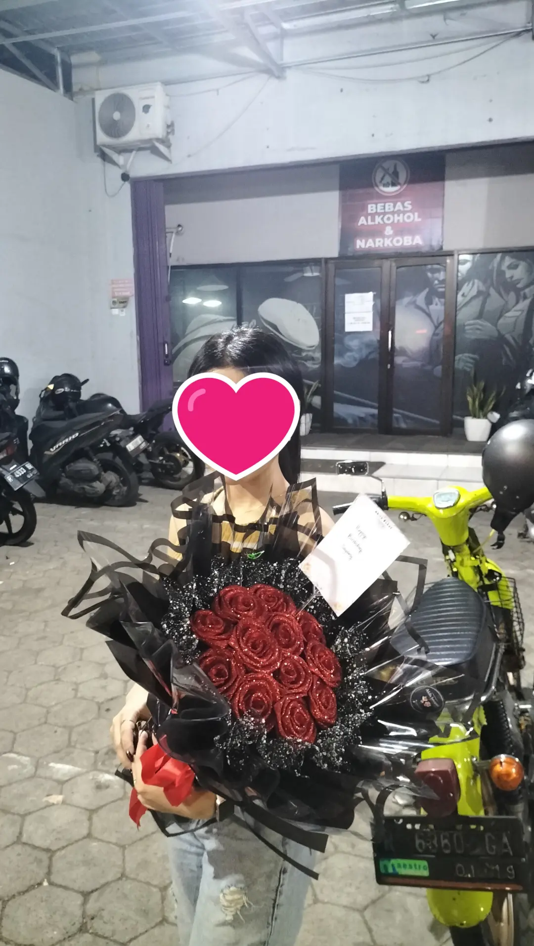 round buket satin mawar merah ukuran medium purwokerto