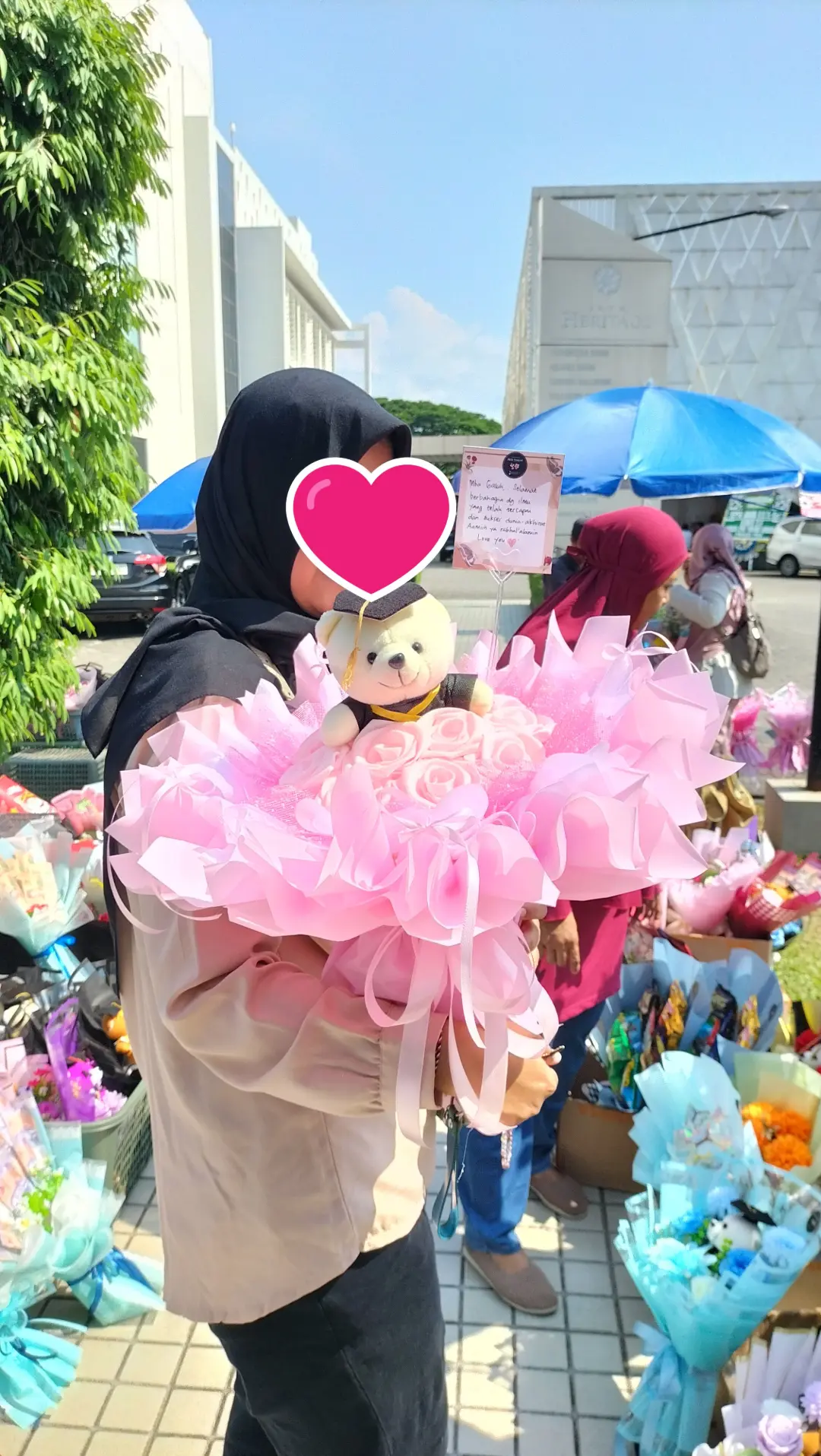 round buket satin pink 12pcs dihiasi boneka wisuda
