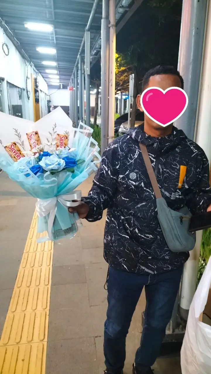 kirim buket bunga mawar biru dihiasi silverqueen 5pcs ke perum Sapphire Boutique Purwokerto