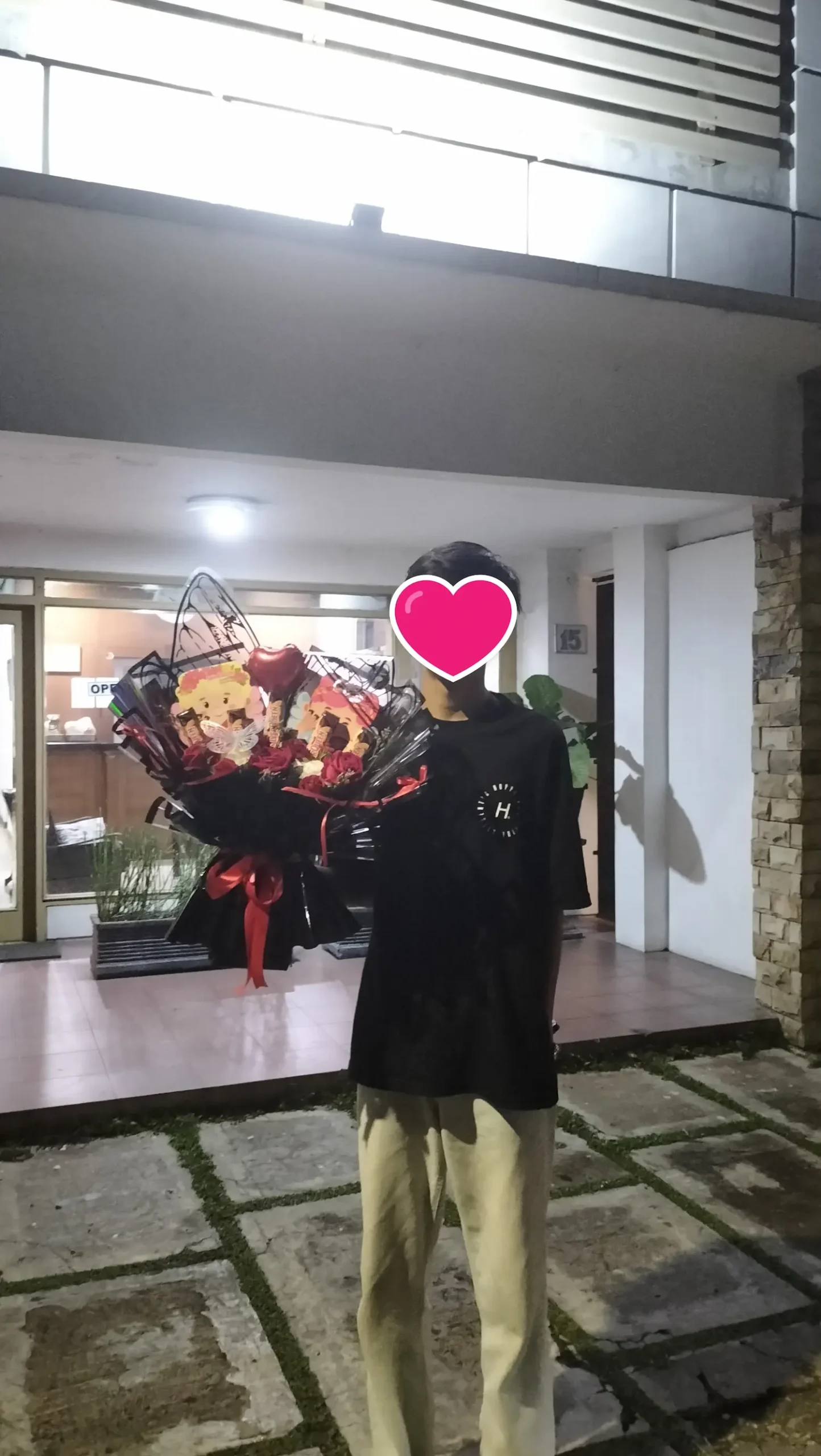 Pengiriman buket spesial valentine jam 11 malam ke Cahya Nirwana Hotel Purwokerto untuk surprise di Malam Minggu