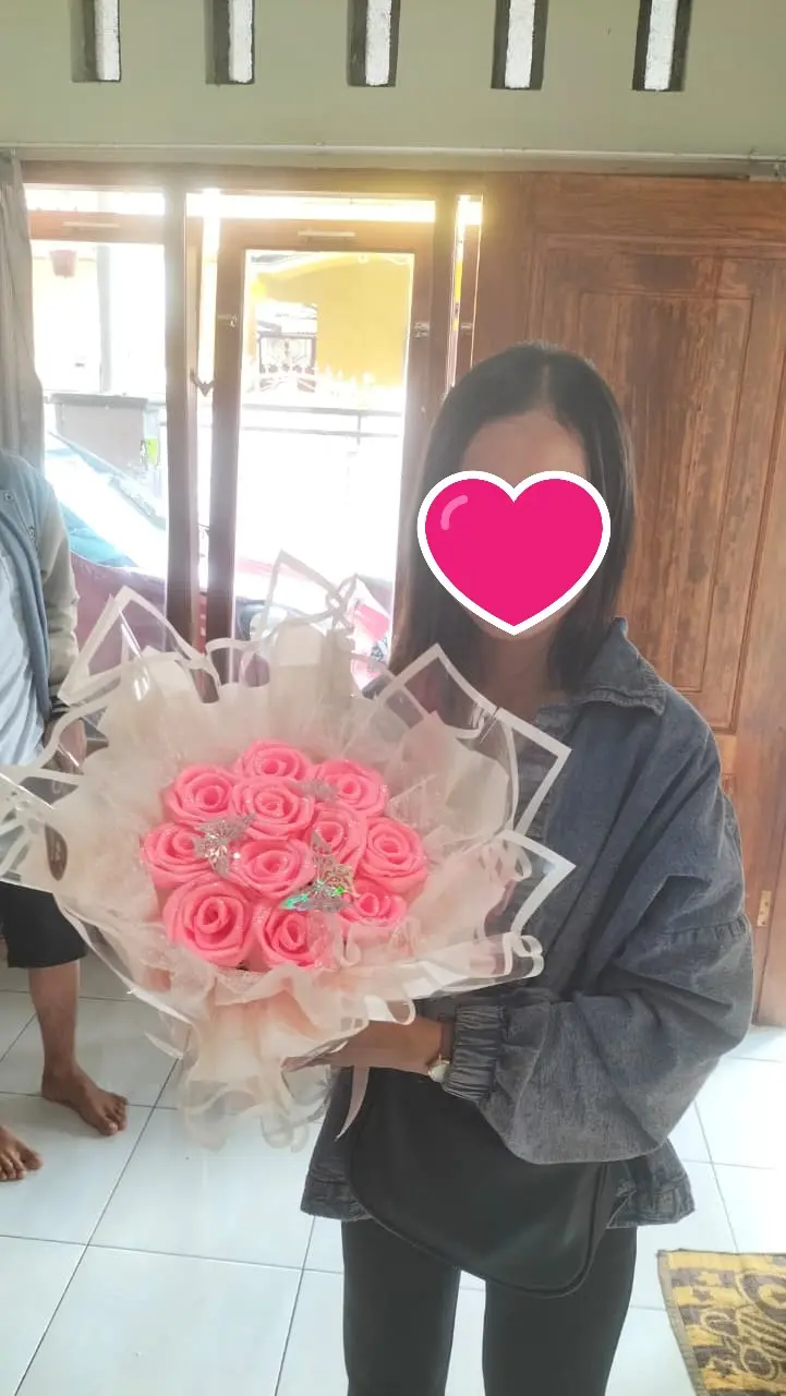 Pelangan memilih round buket satin untuk pacar di Purwokerto