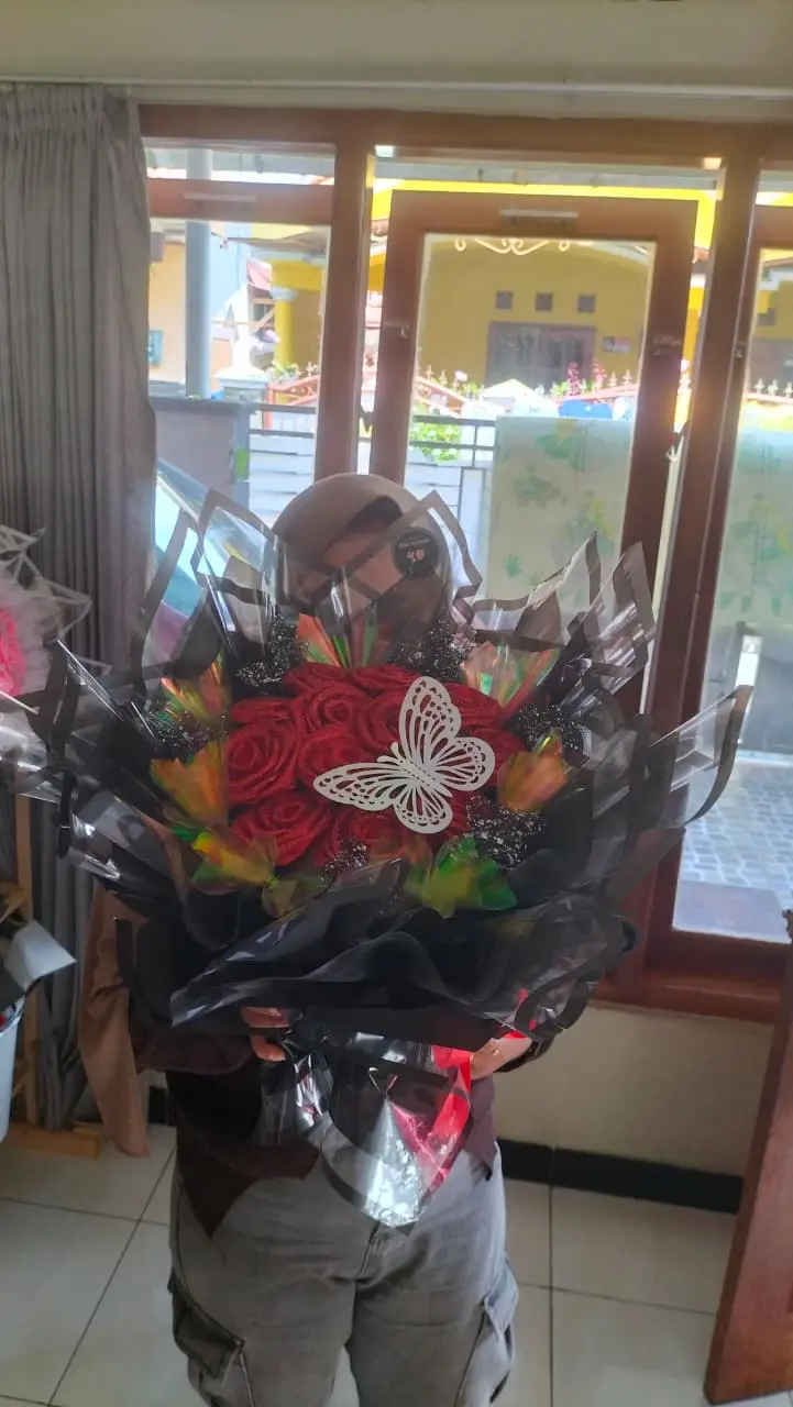 Customer datang langsung ke toko dan membeli round buket romeo untuk acara lamaran