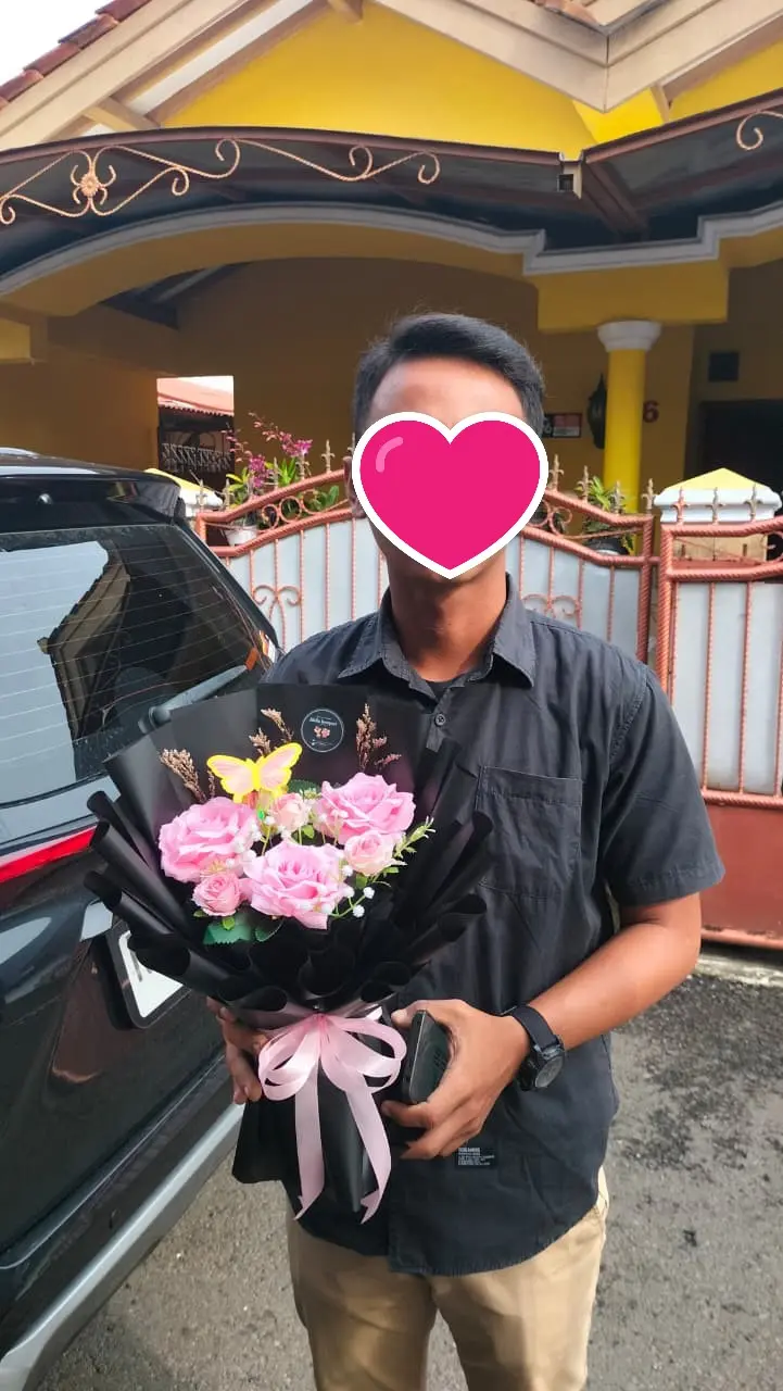 Ka Malik self pick up pesanan buket bunga mawar pink love story di toko AKILA Florist