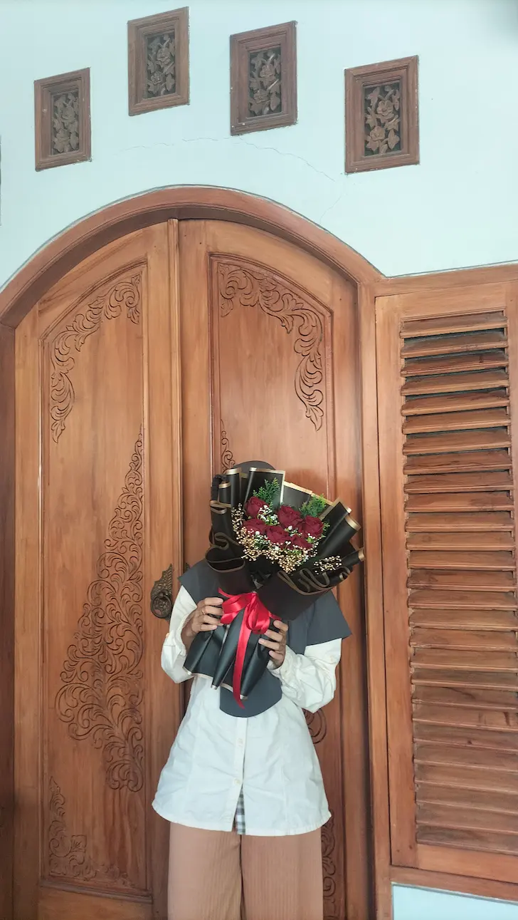 ka dita penerima buket di perum adi graha bantarsoka