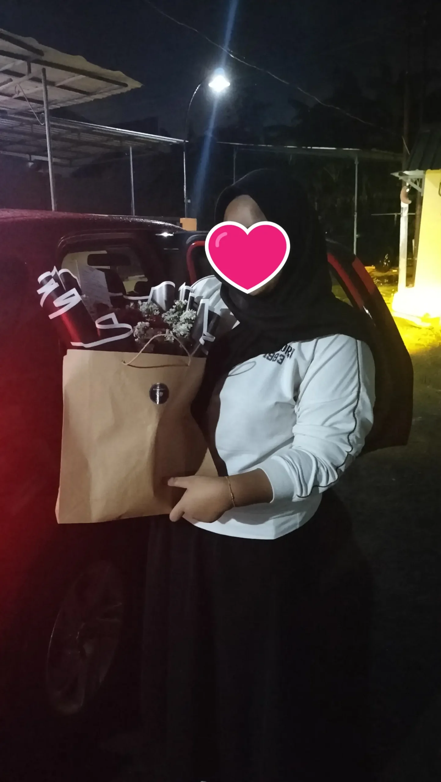 pembeli buket bunga asli mawar merah Red Paris ambil di toko AKILA Florist jam 11 malam