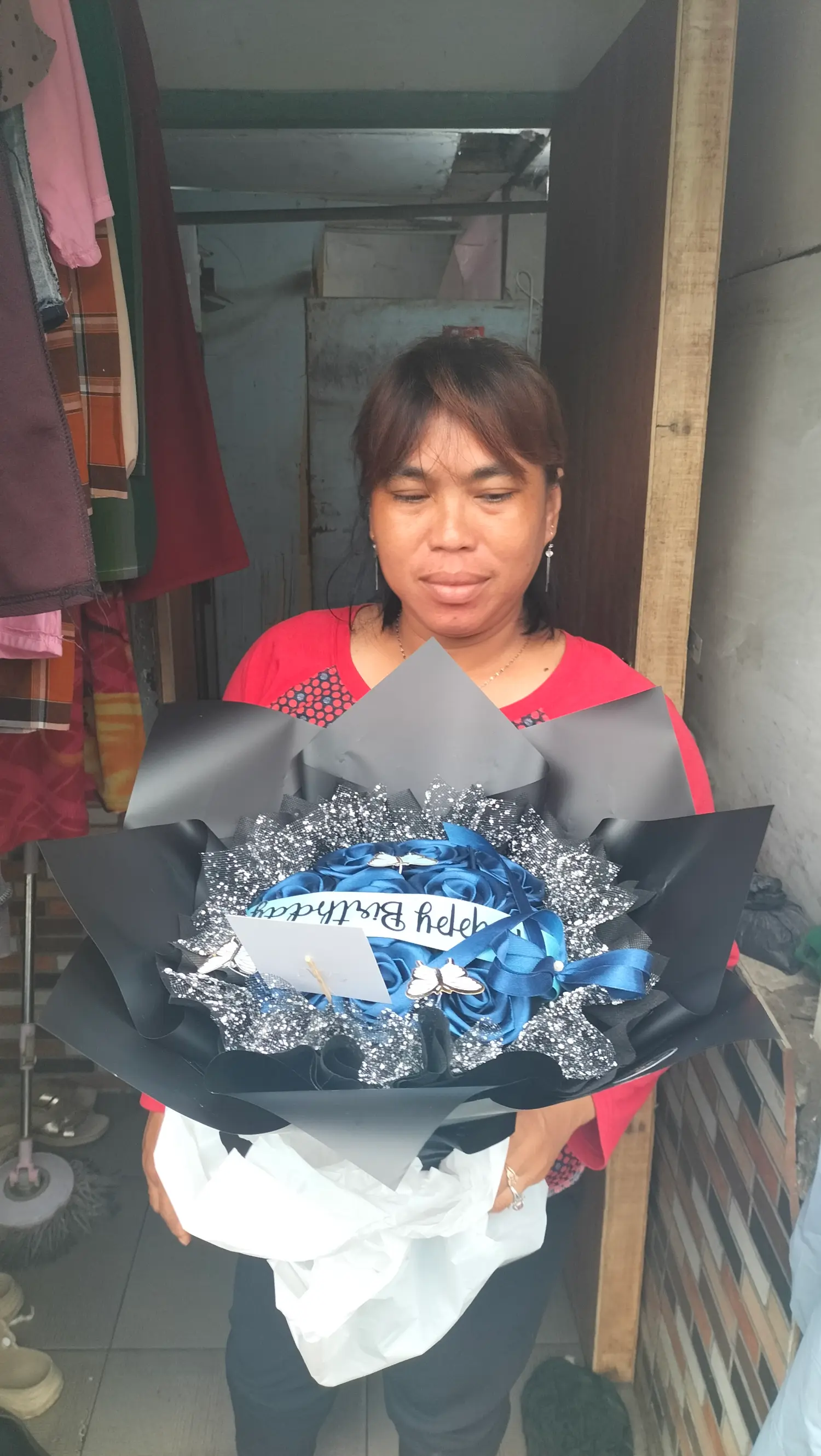 testimonial round buket satin biru wrapping hitam azula kirim ke karangklesem purwokerto selatan
