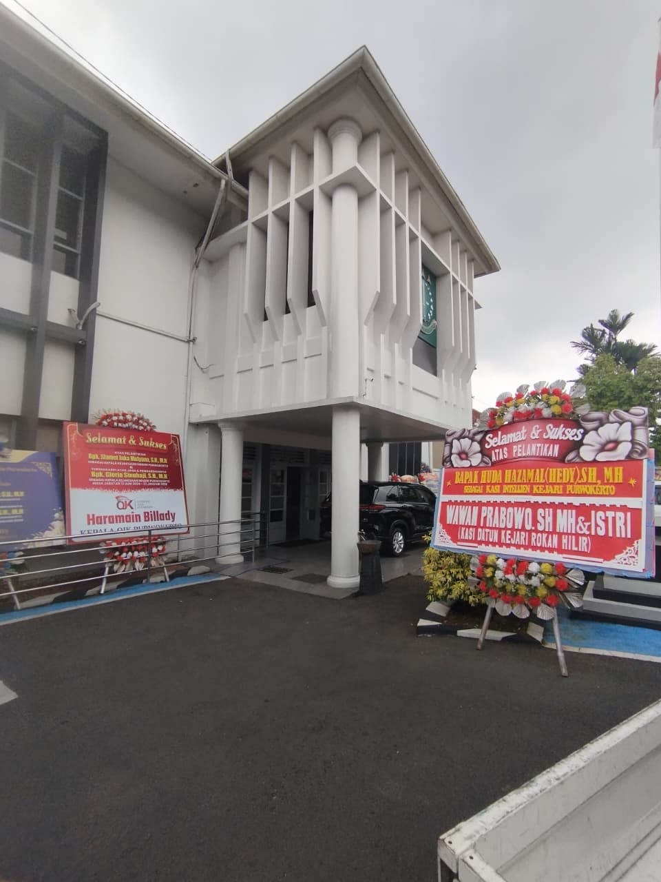 Toko bunga AKILA Florist dapat orderan bunga papan ucapan selamat di Kejaksaan Negeri Purwokerto untuk acara pelantikan jabatan